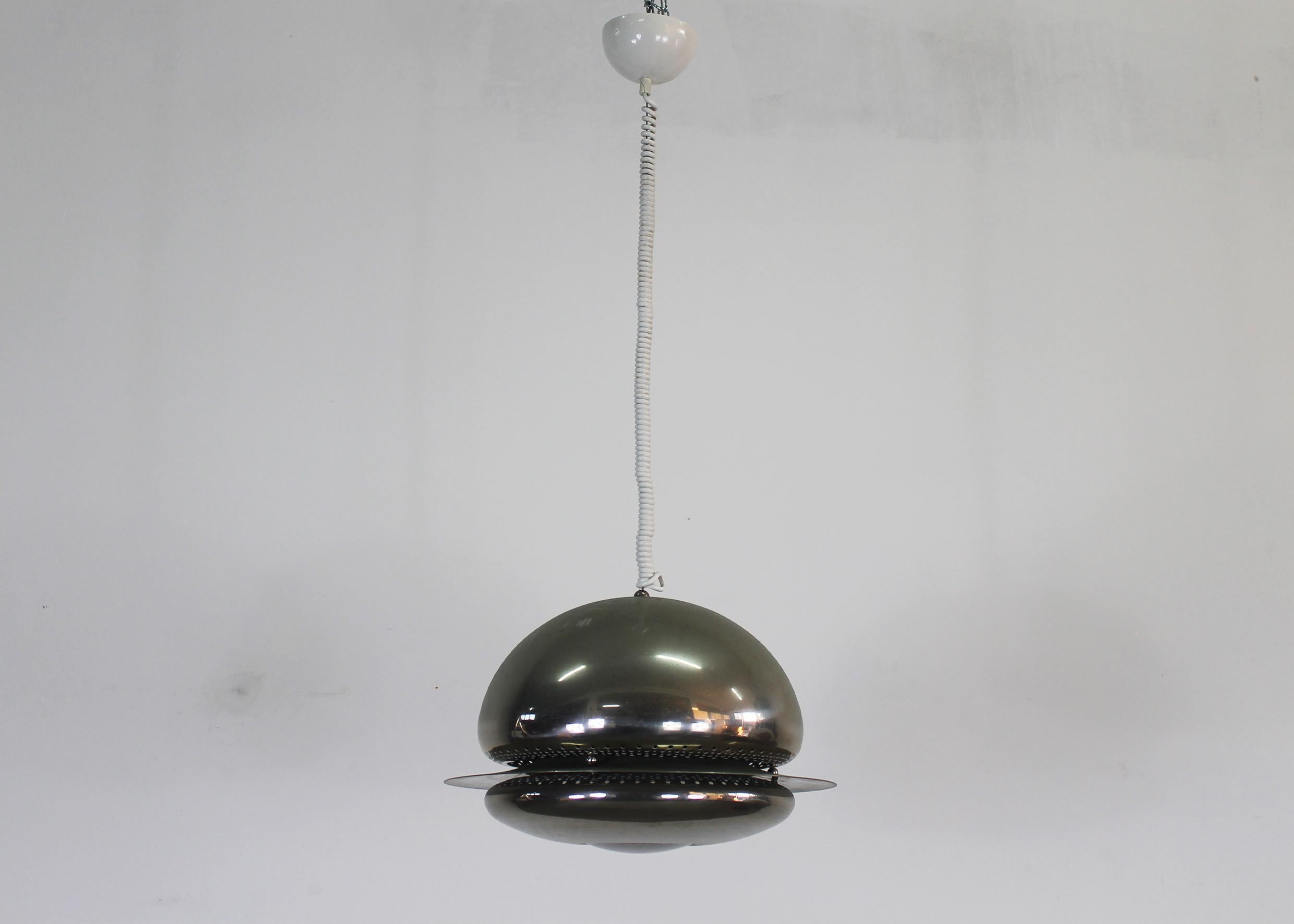 La lampada a sospensione Nictea in ottone nichelato e vetro è stata disegnata da Tobia Scarpa nel 1961 e prodotta da Flos. 
La lampada Nictea offre una luce filtrata e concentrata grazie al metallo perforato, all'unione delle due semisfere e alla