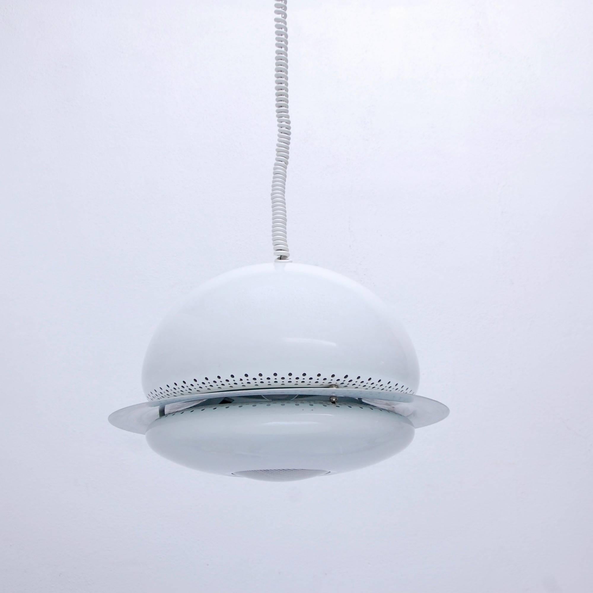 Breathtaking “Nictea” pendant in painted white by Tobia Scarpa of Italy. Overall drop adjustable upon request. Single medium based socket. With original telephone wire cable.
Measurements:
Diameter 19”
Height 12.5”
Current OAD 38”.
 