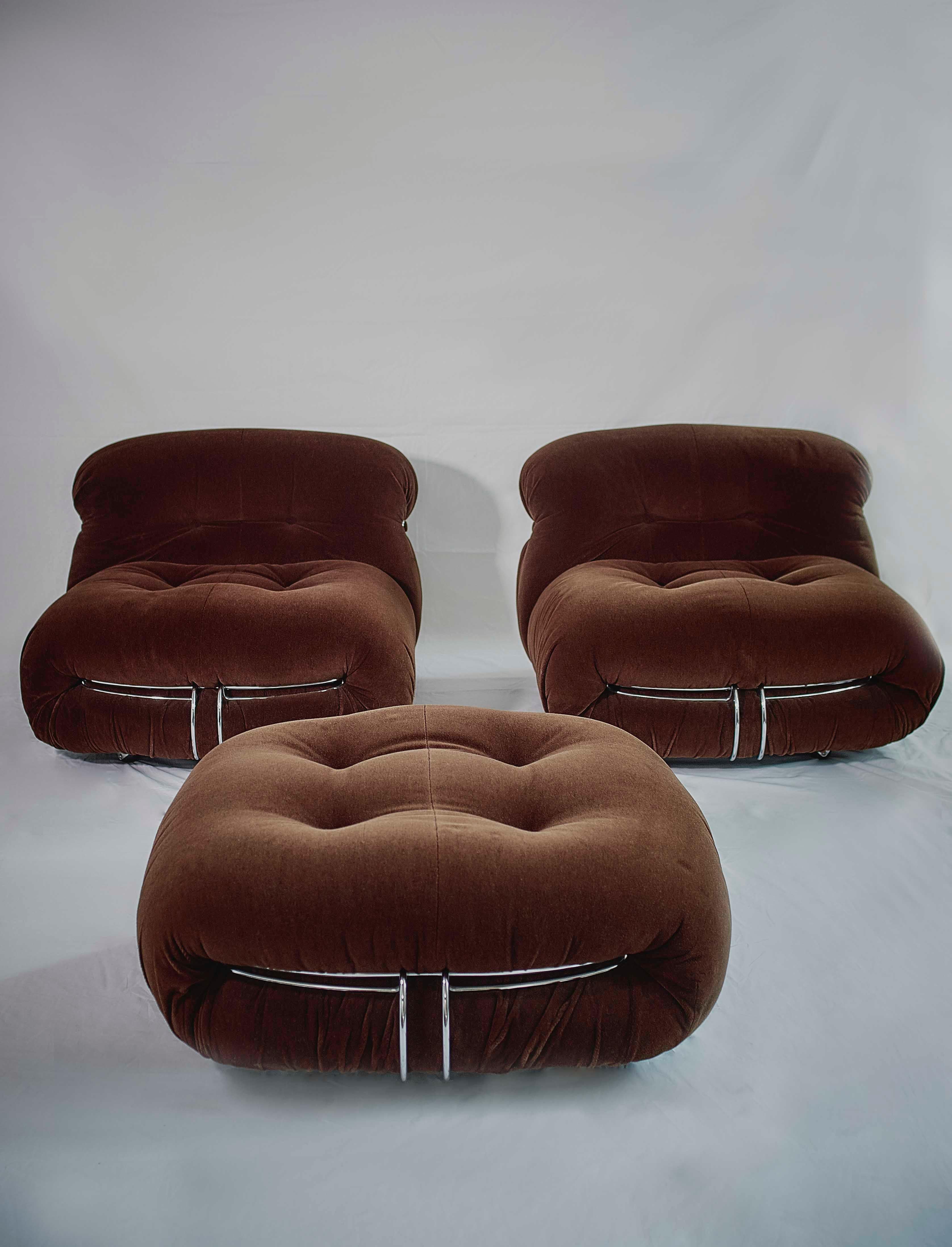 Soriana pair of lounge chairs and ottoman, in fabric and metal, design by Afra & Tobia Scarpa for Cassina 1970s.
One of this easy lounge chairs could be transformed into an even more comfortable chaise longue, just by placing the ottoman in front