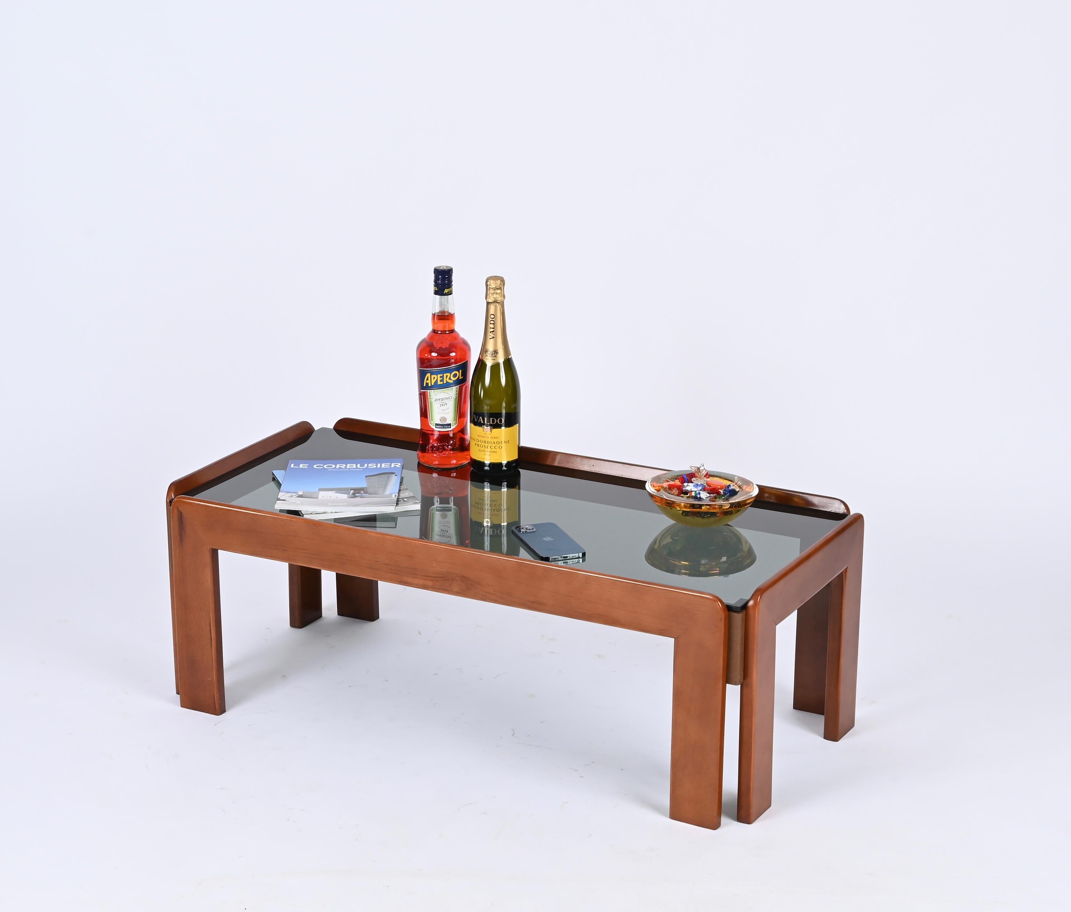 Superbe table basse rectangulaire du milieu du siècle en noyer avec un joli plateau en verre fumé. Cette élégante table basse a été produite en Italie dans les années 1960 par Cassina et conçue par Afra & Tobia Scarpa.

La table basse est fabriquée