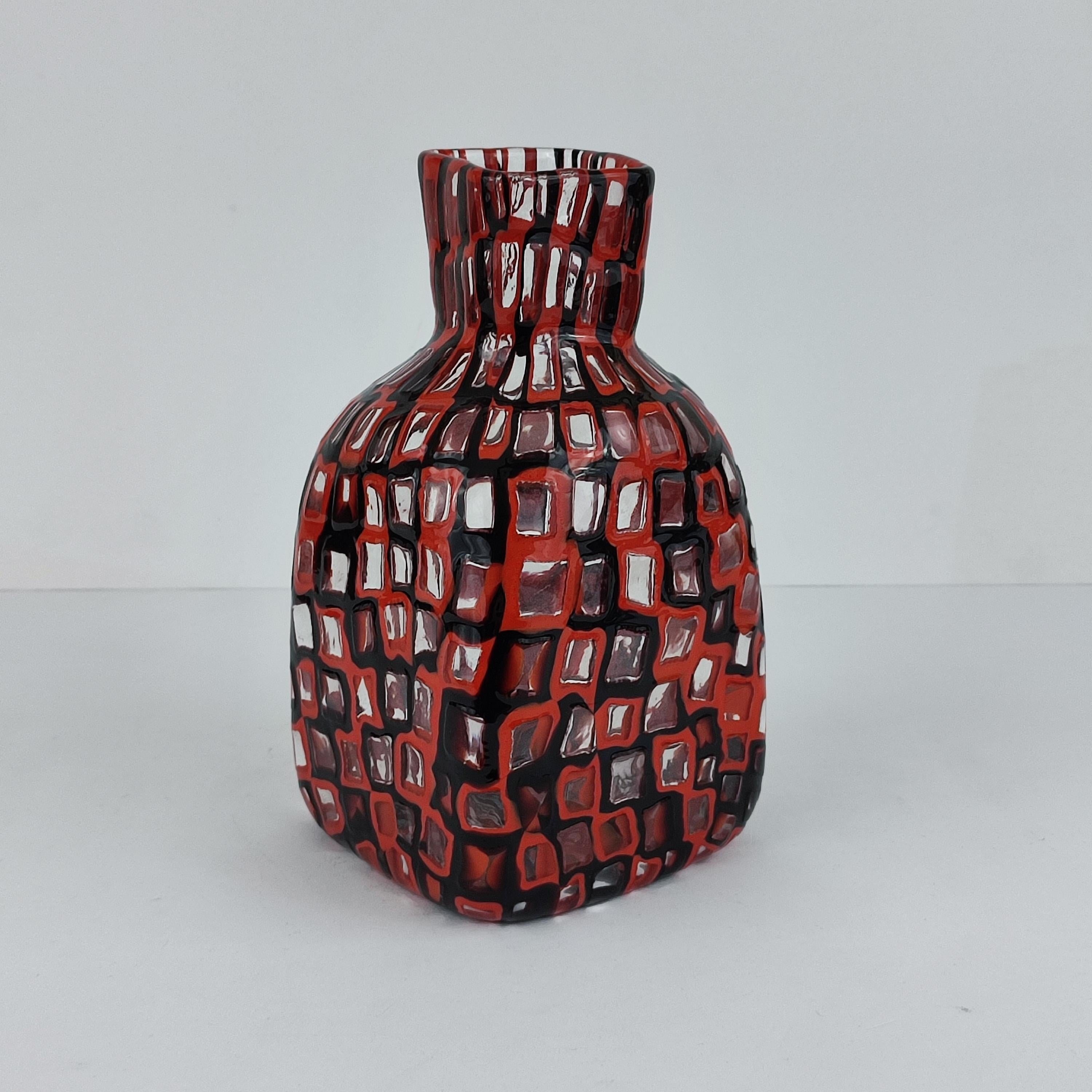 Tobia Scarpa Flasche aus rotem und schwarzem Kristall 