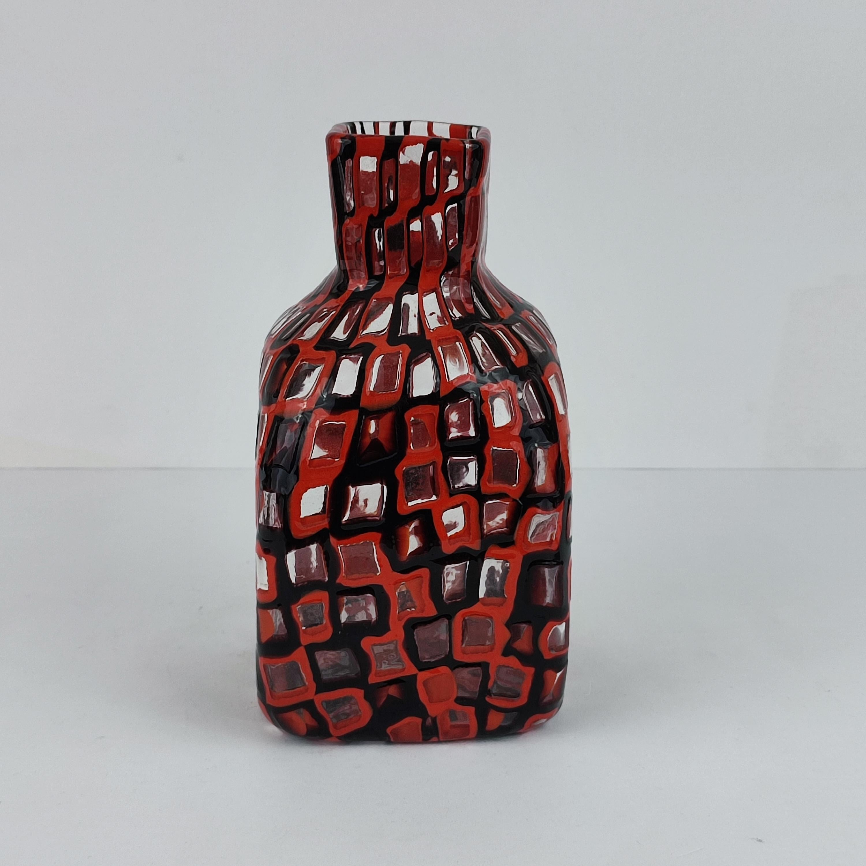 Tobia Scarpa Flasche aus rotem und schwarzem Kristall 