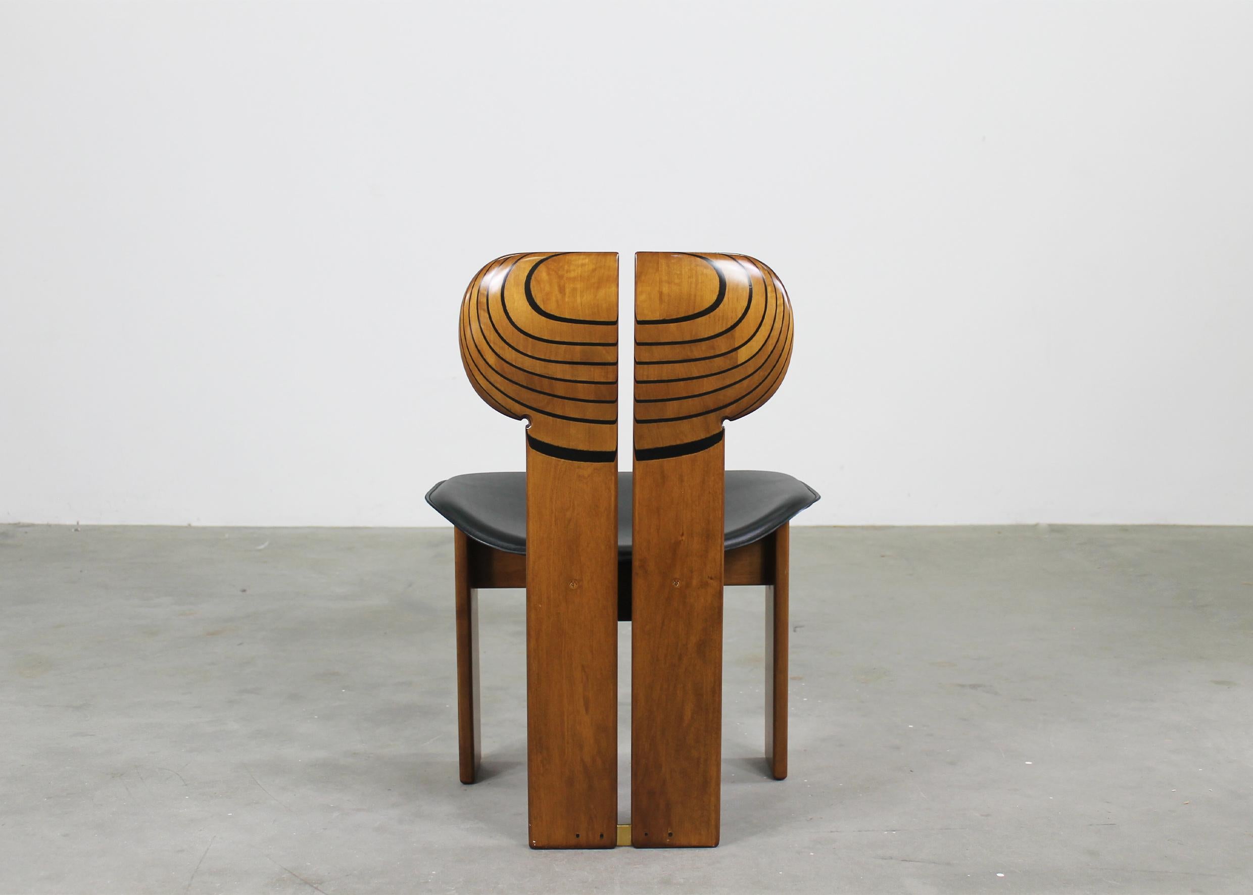 Tobia Scarpa Ensemble de huit chaises africaines en noyer et cuir par Maxalto 70s en vente 2