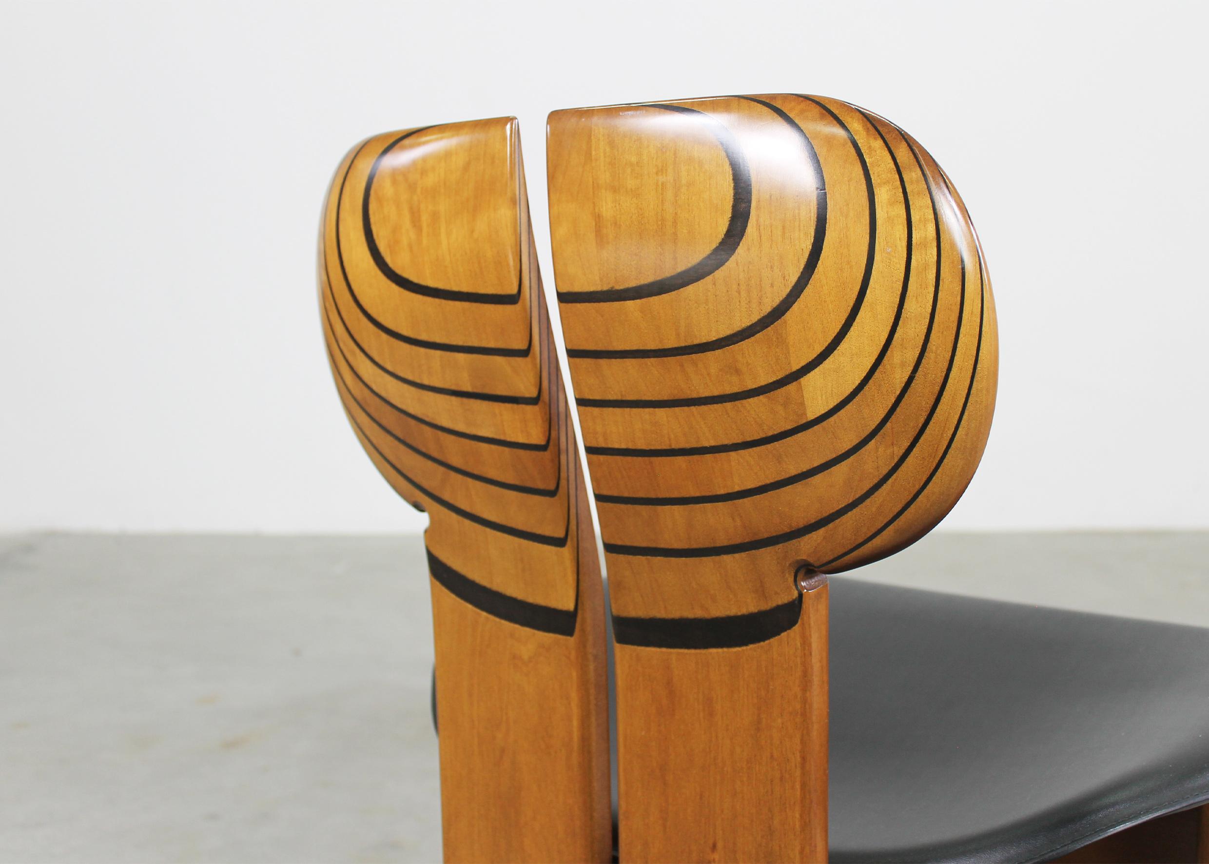 Tobia Scarpa Ensemble de huit chaises africaines en noyer et cuir par Maxalto 70s en vente 3