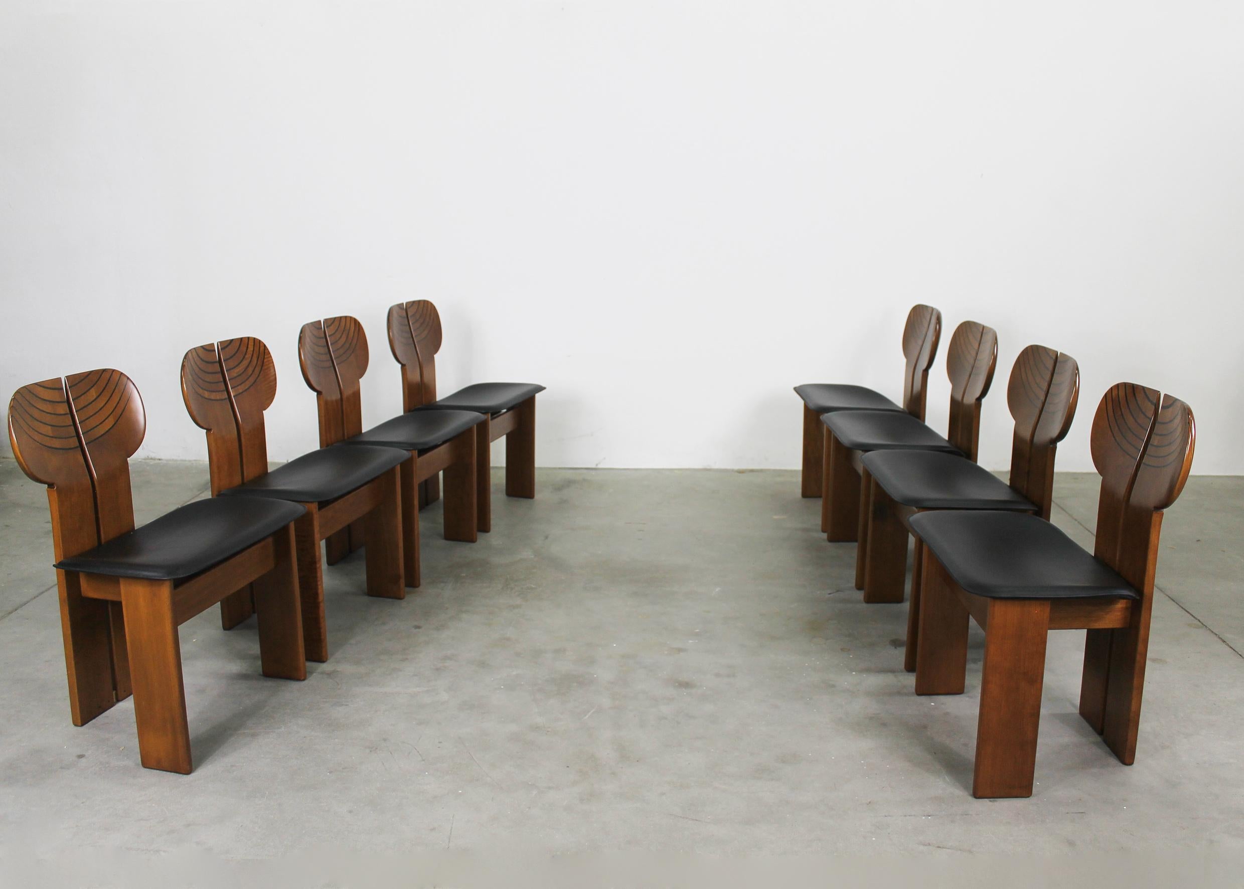 Mid-Century Modern Tobia Scarpa Ensemble de huit chaises africaines en noyer et cuir par Maxalto 70s en vente
