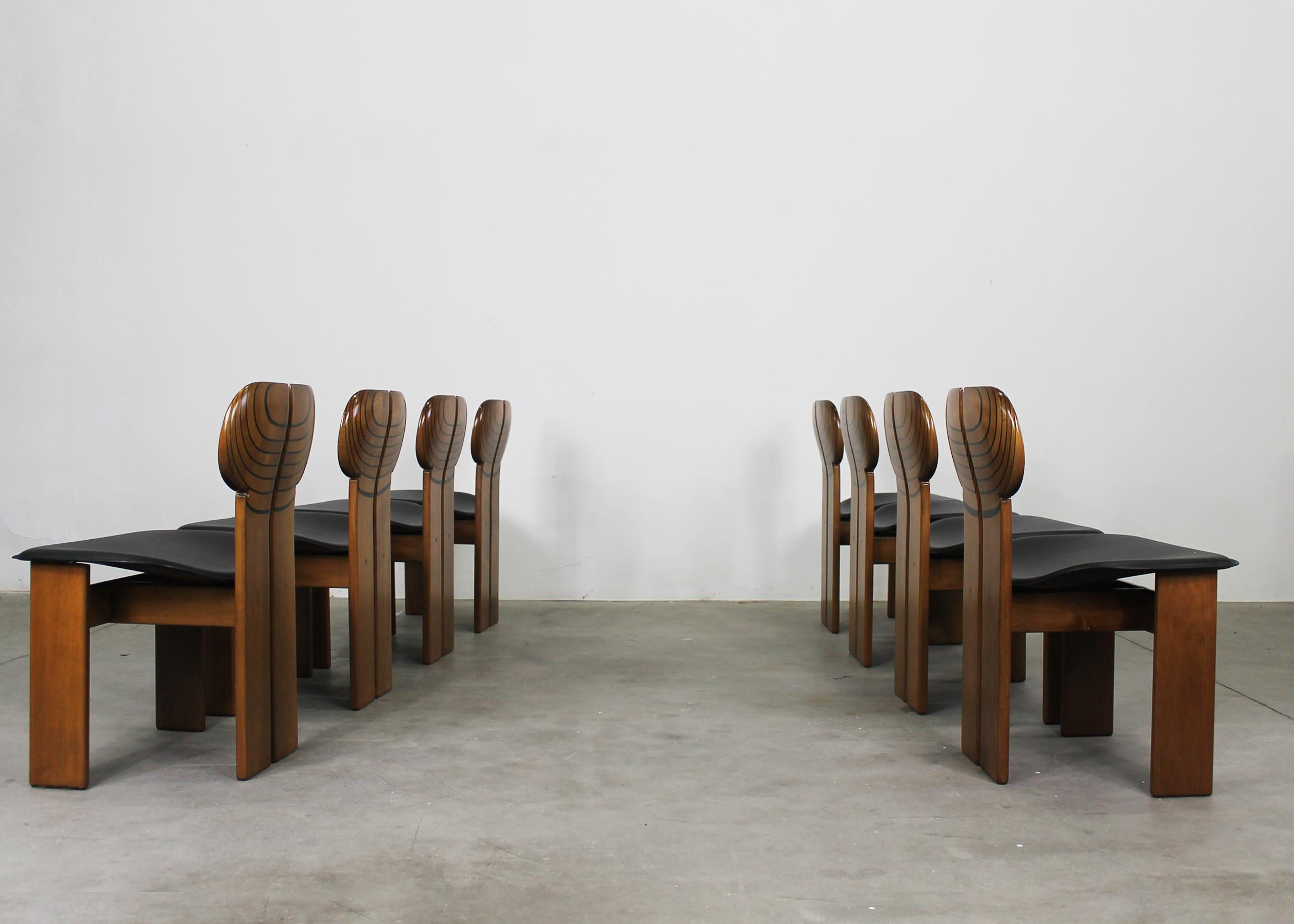 italien Tobia Scarpa Ensemble de huit chaises africaines en noyer et cuir par Maxalto 70s en vente