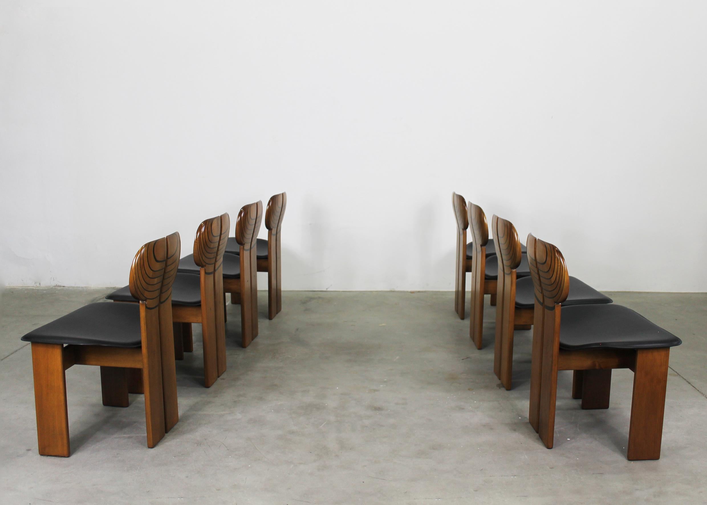 Autre Tobia Scarpa Ensemble de huit chaises africaines en noyer et cuir par Maxalto 70s en vente