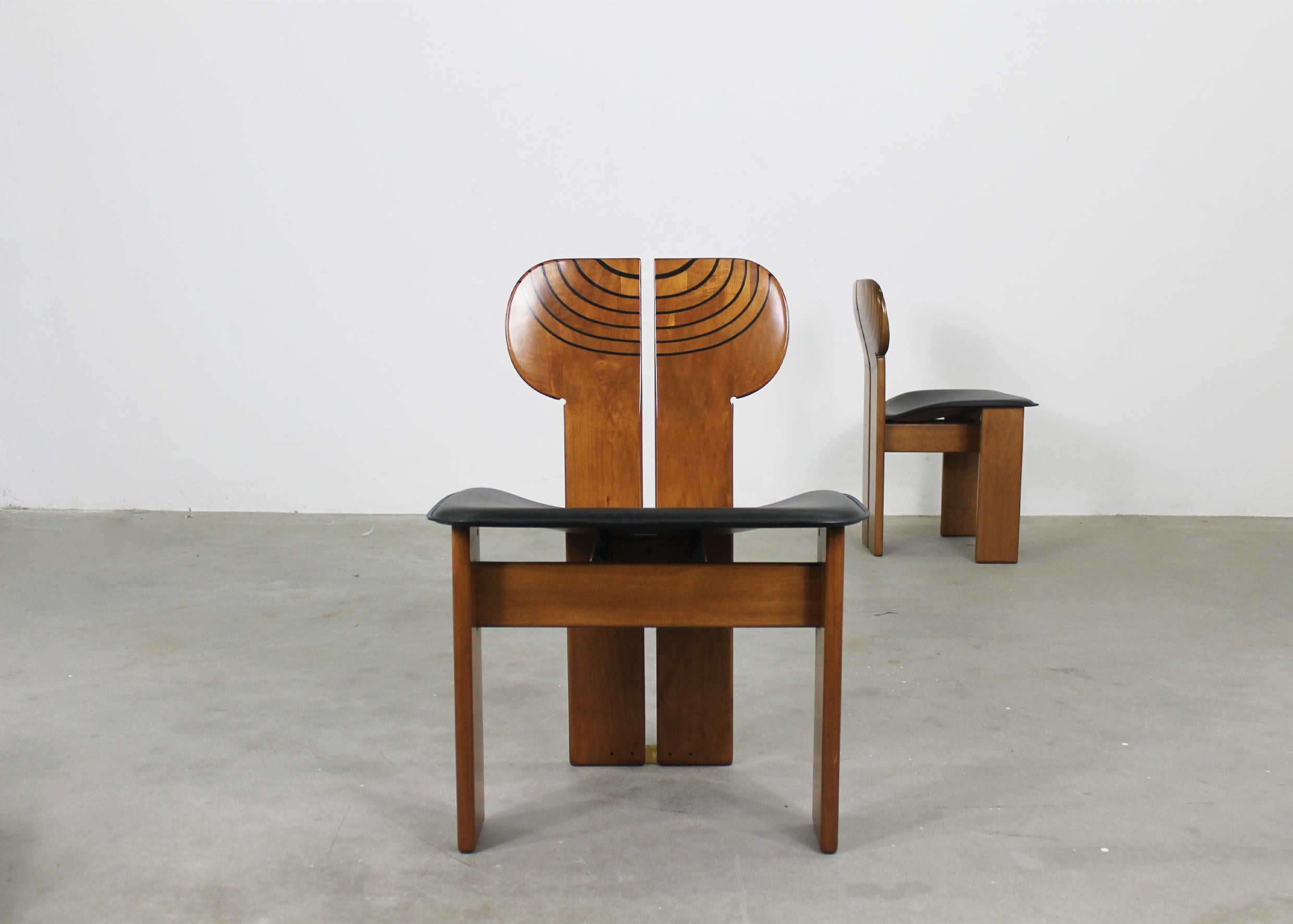 Tobia Scarpa Ensemble de huit chaises africaines en noyer et cuir par Maxalto 70s Excellent état - En vente à Montecatini Terme, IT