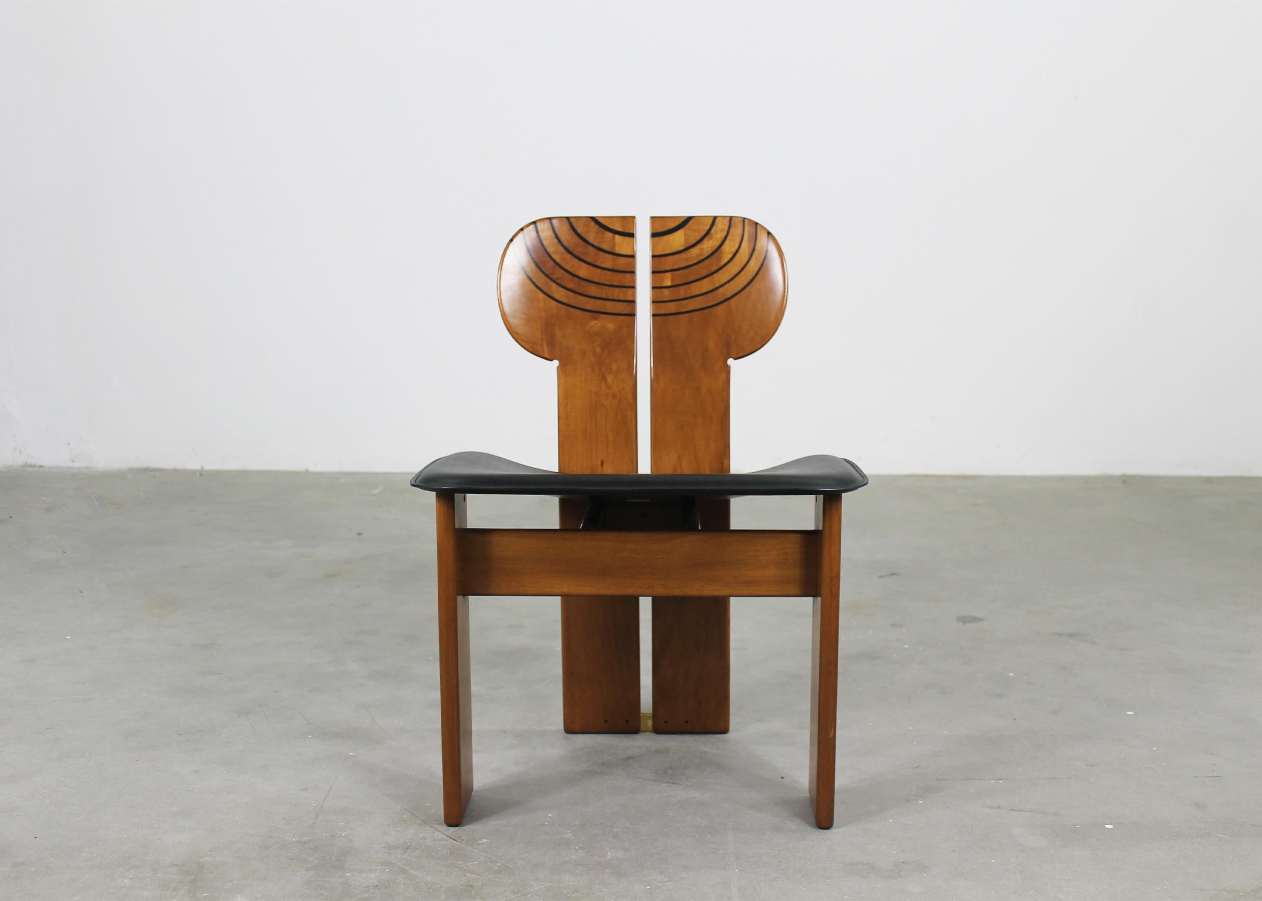 Fin du 20e siècle Tobia Scarpa Ensemble de huit chaises africaines en noyer et cuir par Maxalto 70s en vente