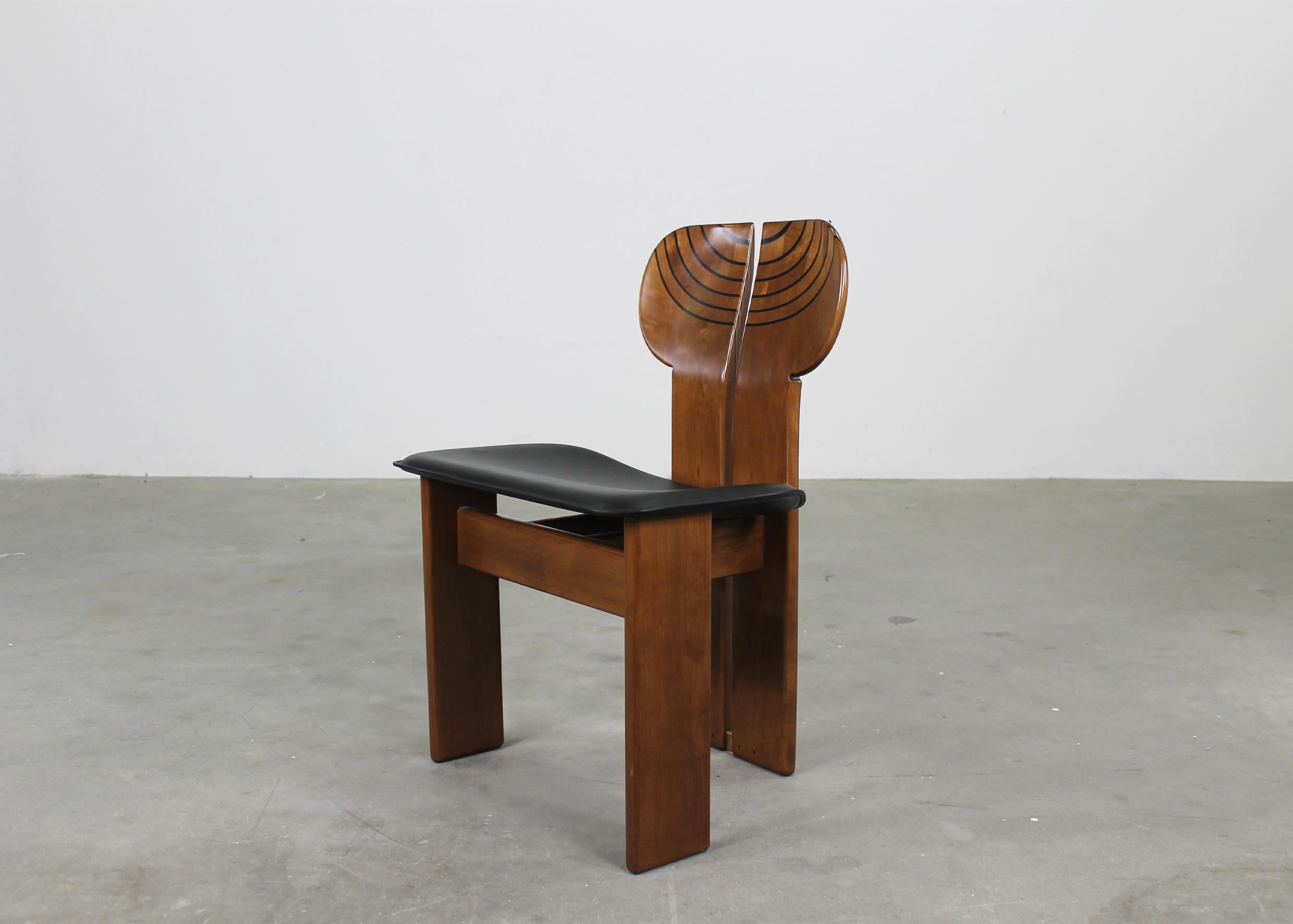 Laiton Tobia Scarpa Ensemble de huit chaises africaines en noyer et cuir par Maxalto 70s en vente