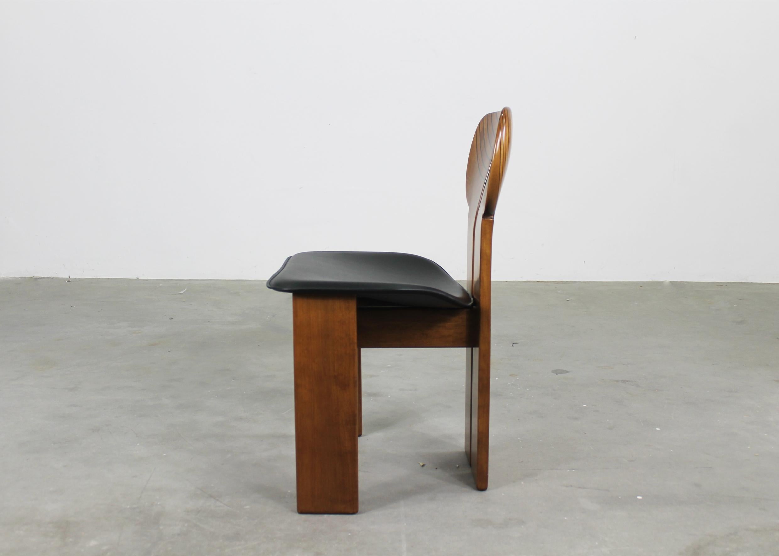 Tobia Scarpa Ensemble de huit chaises africaines en noyer et cuir par Maxalto 70s en vente 1