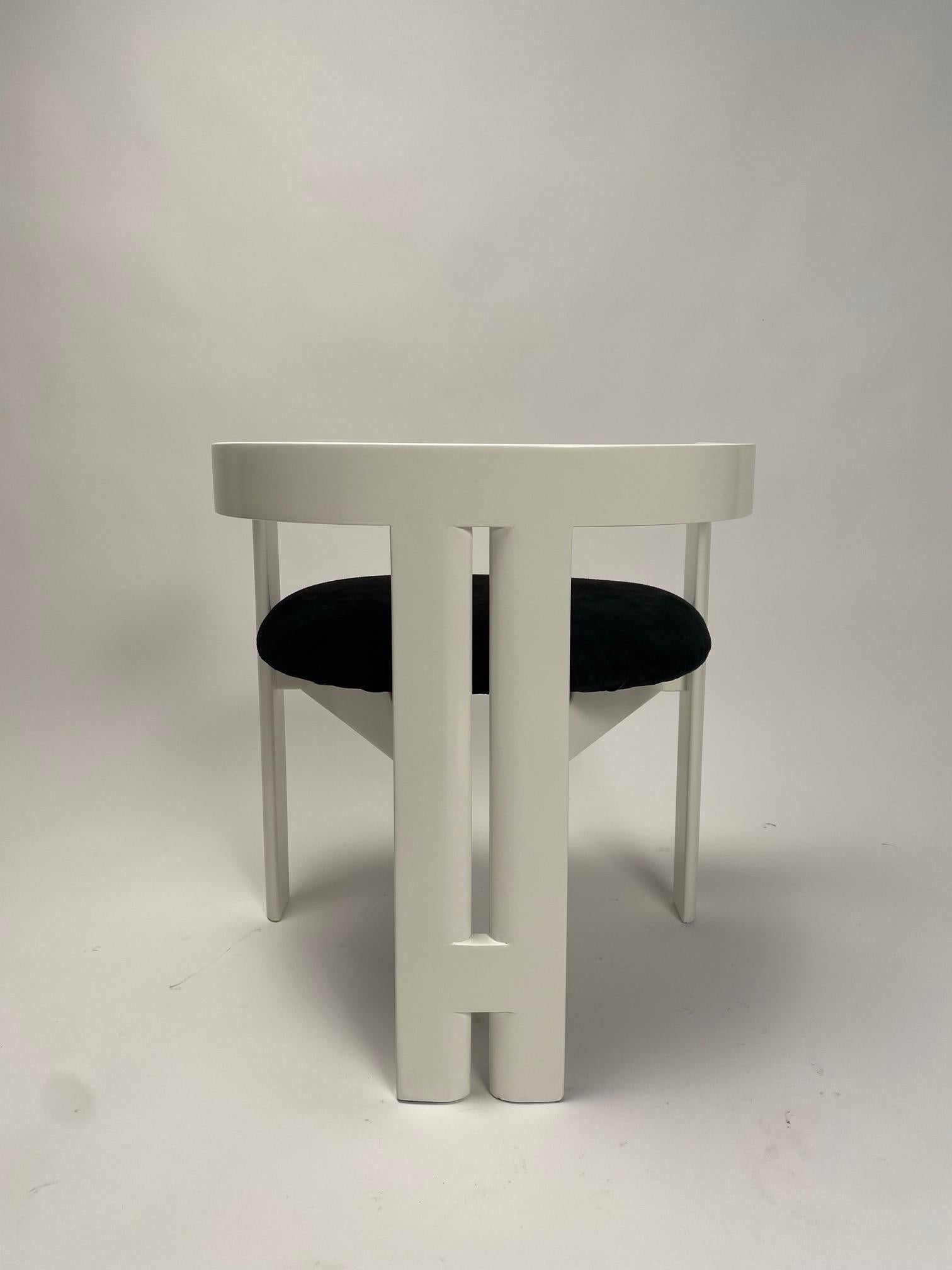 Der Pigreco-Stuhl wurde 1959 von dem berühmten italienischen Architekten Tobia Scarpa für die Firma Gavina entworfen. Es handelt sich um ein äußerst wichtiges Werk in Scarpas künstlerischer Laufbahn, denn es war das Abschlussprojekt seines