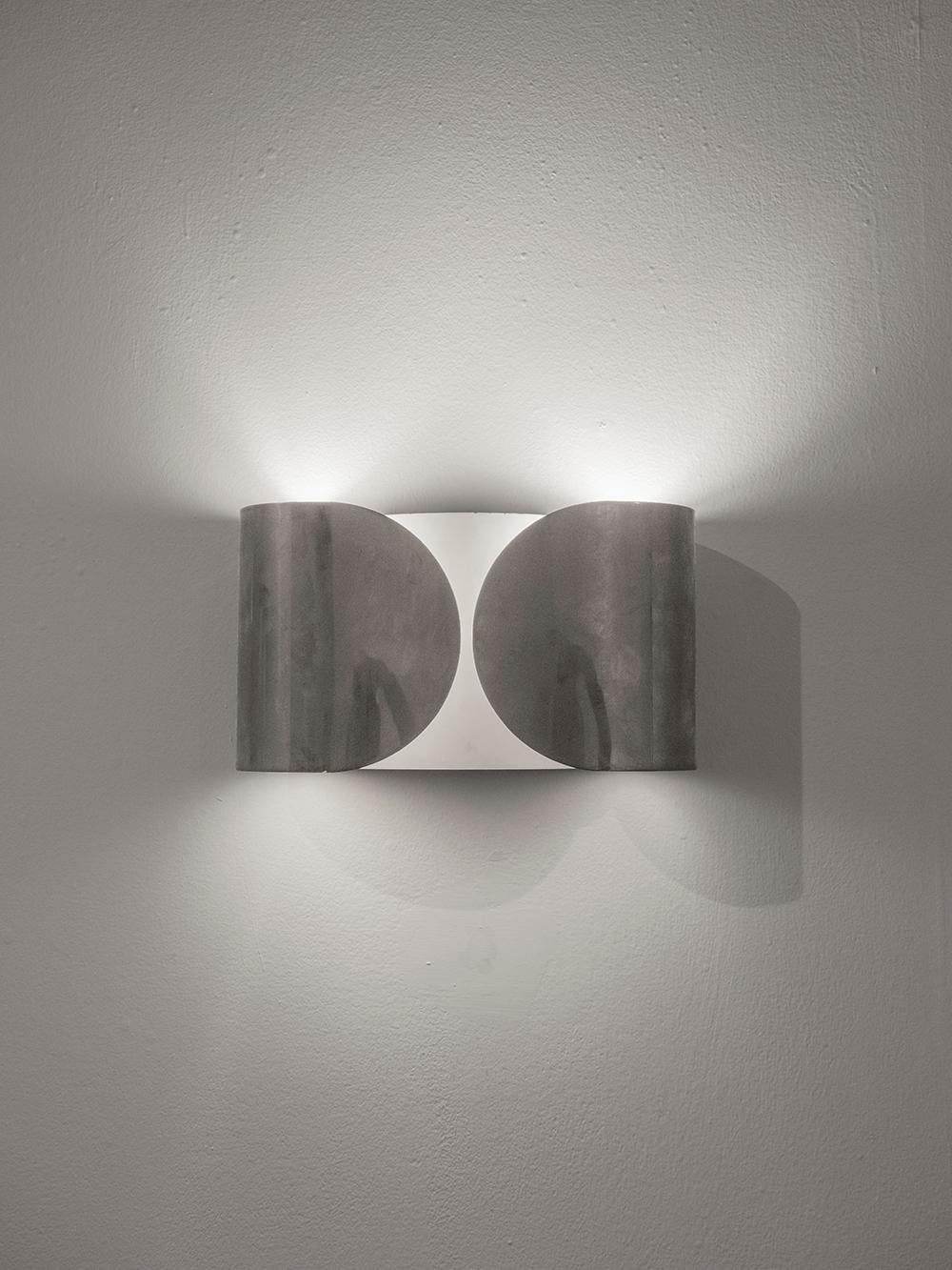 Set di due lampade da parete Foglio in metallo nichelato disegnate da Tobia Scarpa nel 1966 e prodotte da Flos.
Entrambe le lampade facevano parte della prima produzione caratterizzata da un metallo pesante invece dell'alluminio più leggero