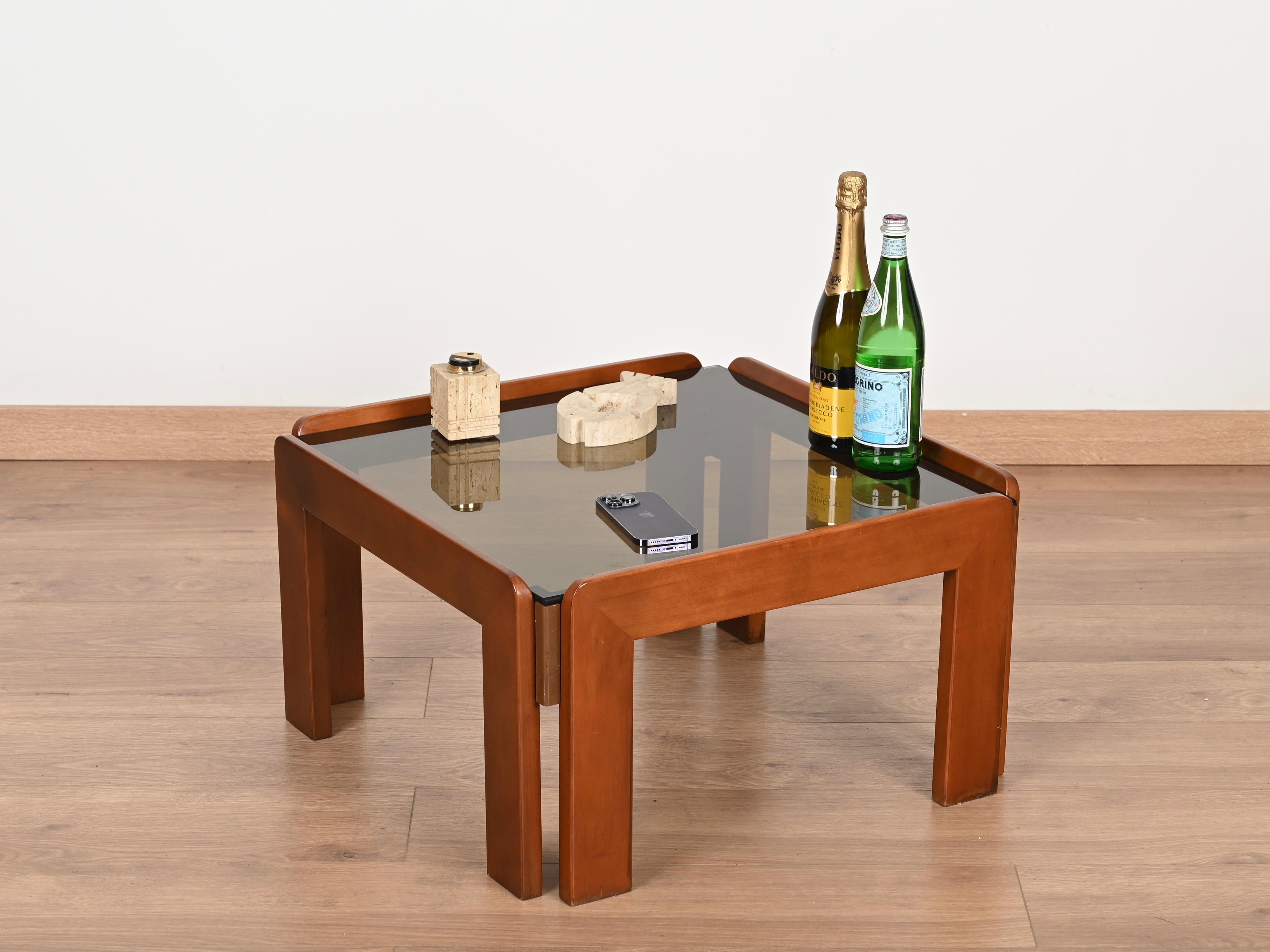 Mid-Century moderno Tavolino quadrato in noce con vetro fumé di Tobia Scarpa, Italia 1960 in vendita