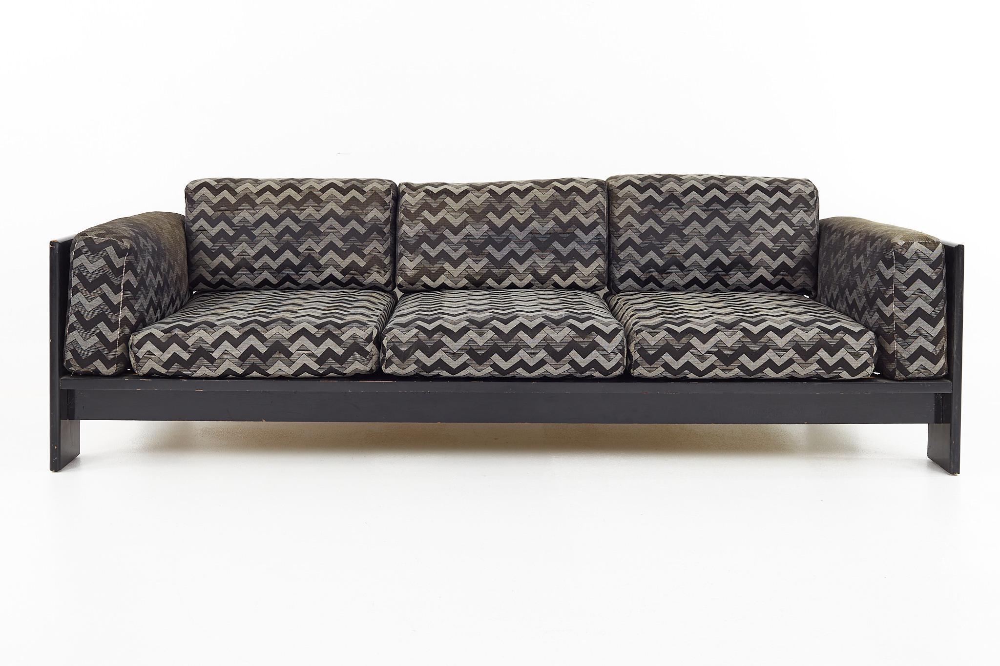 Sofá de mediados de siglo estilo Tobia Scarpa

El sofá mide 83 de ancho x 30 de fondo x 26 de alto, con una altura del asiento de 14 pulgadas y una altura de los brazos de 22 pulgadas

Todos los muebles pueden adquirirse en lo que denominamos