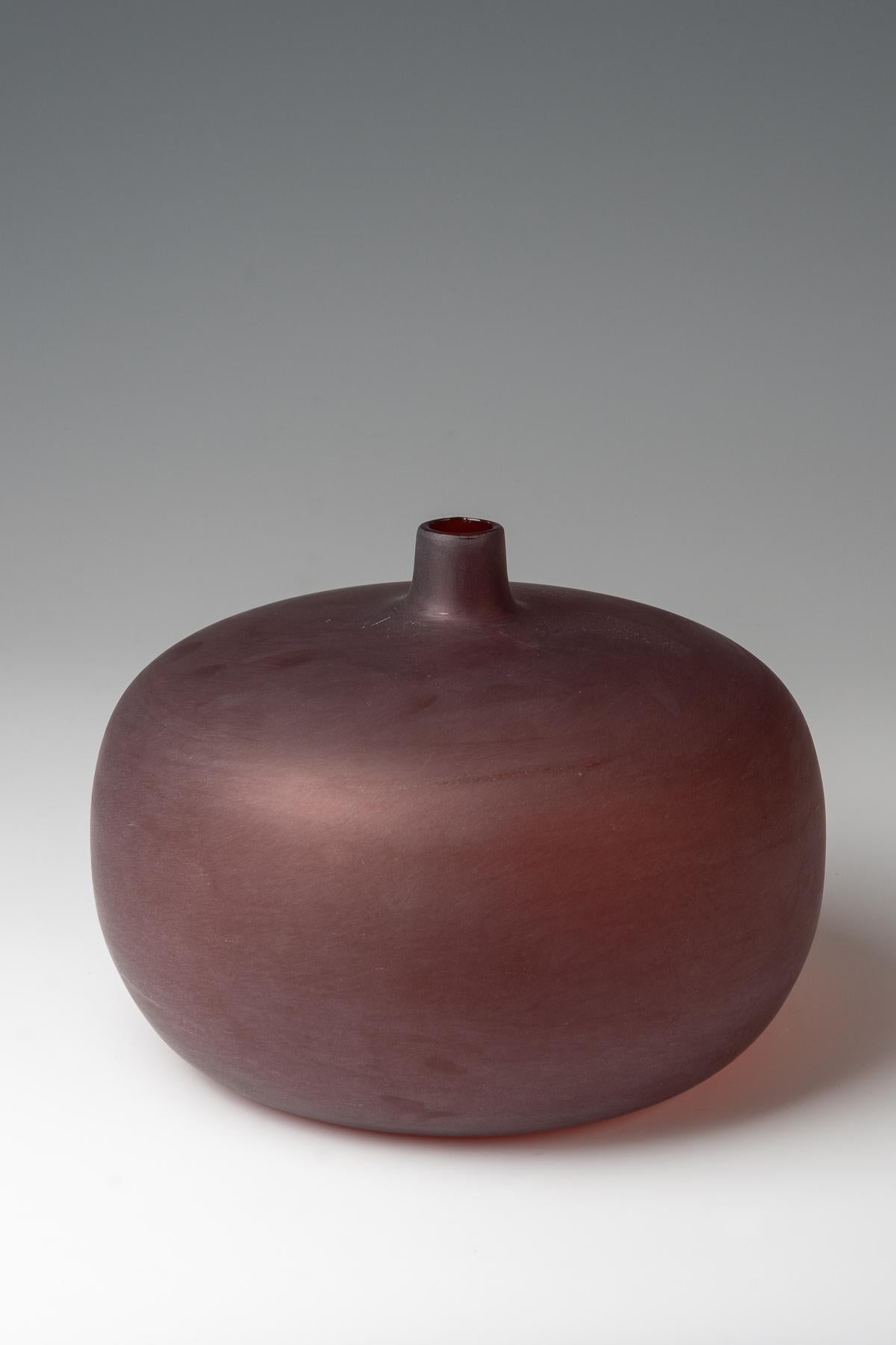 Vaso Velati, modello #515.2

Venini
Italia, c. 1965
vetro intagliato a ruota 13 × 17 cm

Ottime condizioni, firmata con etichetta di carta Venini