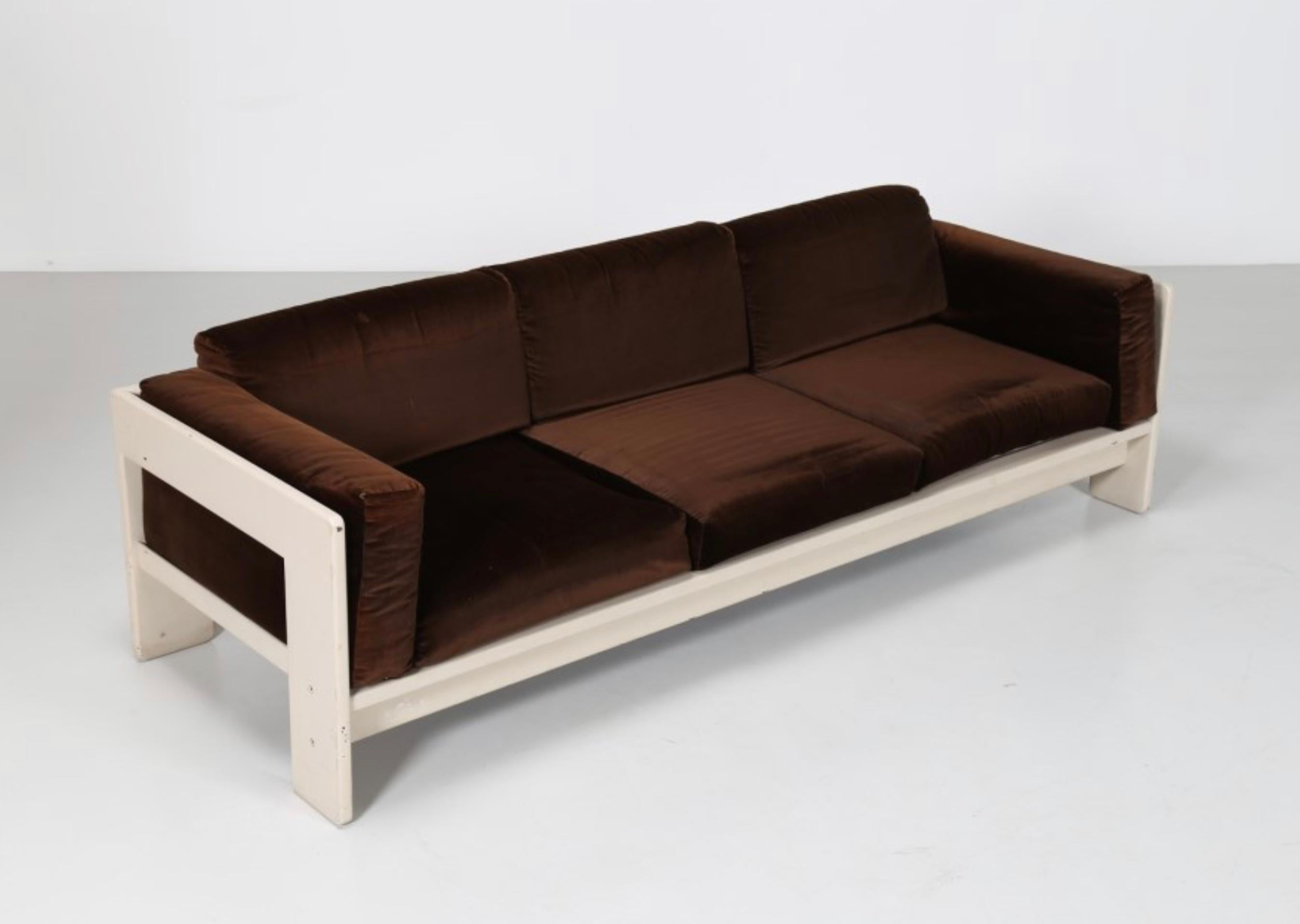 Weiß lackiertes sofa 3 sitze modell Bastiano von Tobia Scarpa für Gavina italien 1960s
Das Lot ist in einem guten Gesamtzustand, ohne Risse oder fehlende Teile.
Der Holzrahmen weist keine Mängel auf, die Polsterung hat Abnutzungserscheinungen und