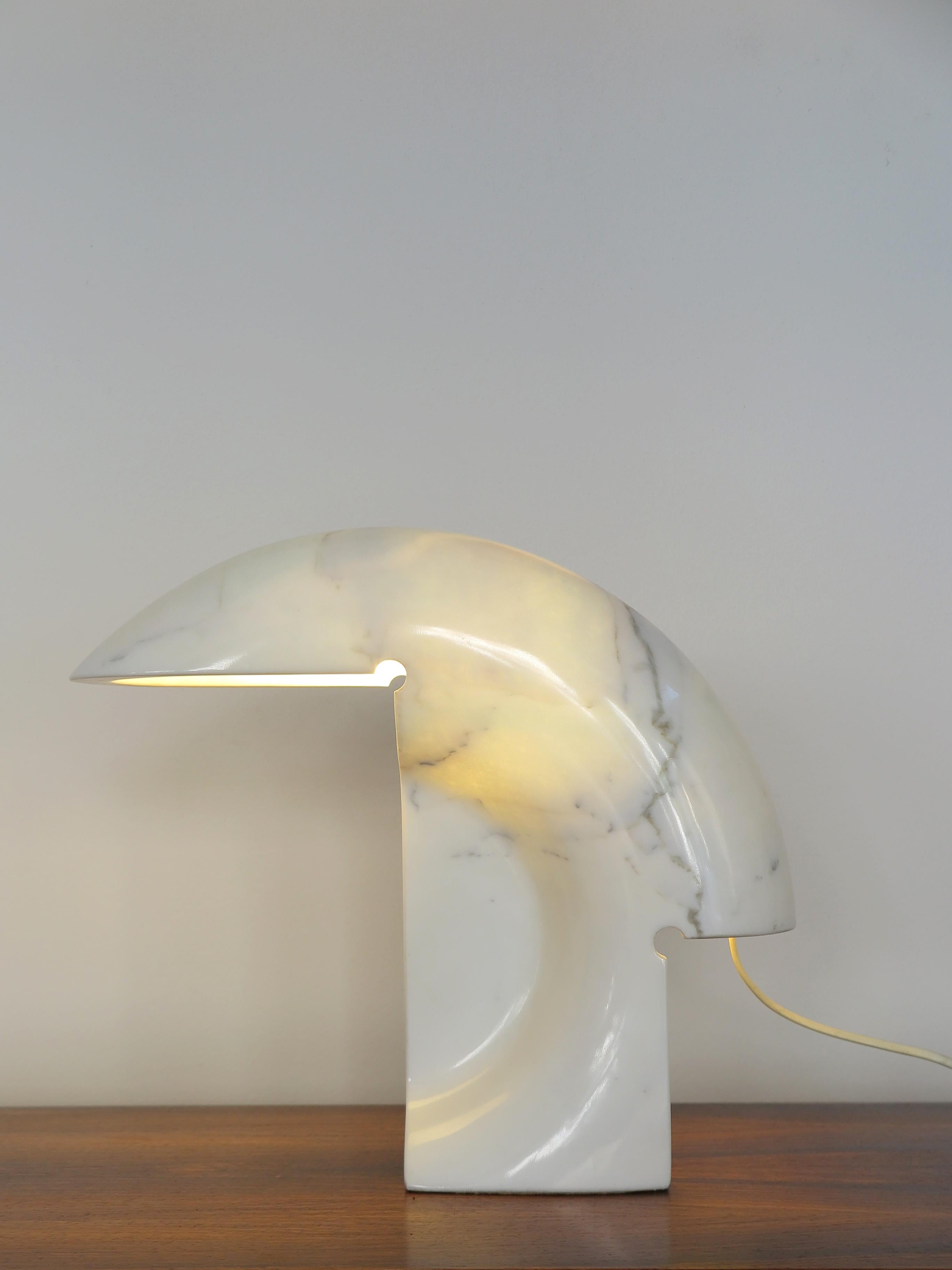 Lampada da tavolo italiana di design della metà del secolo scorso, modello Biagio, disegnata da Tobia Scarpa e prodotta da Flos negli anni '60, con struttura scolpita e modellata da un unico blocco di marmo bianco di Carrara.
Restauri come da