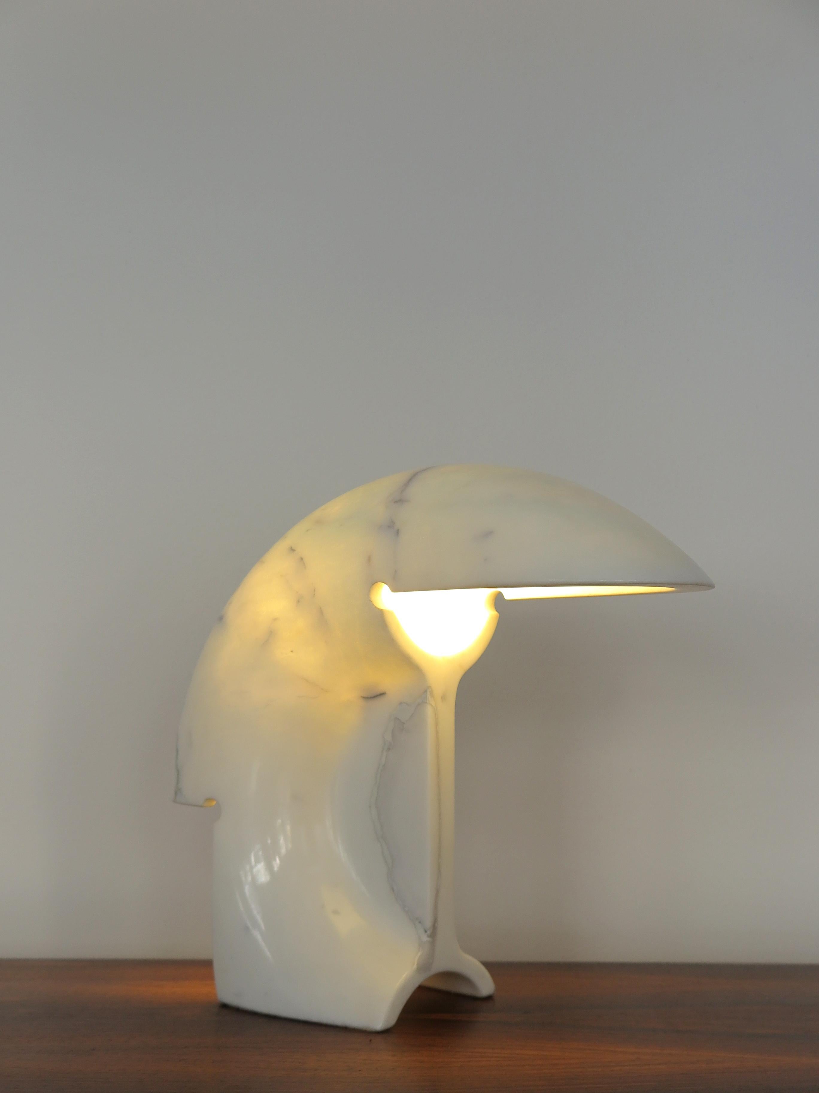 Mid-Century moderno Tobiab Scarpa Lampada da tavolo Biagio in marmo di Carrara del Medioevo per Flos, Italia 1960 in vendita