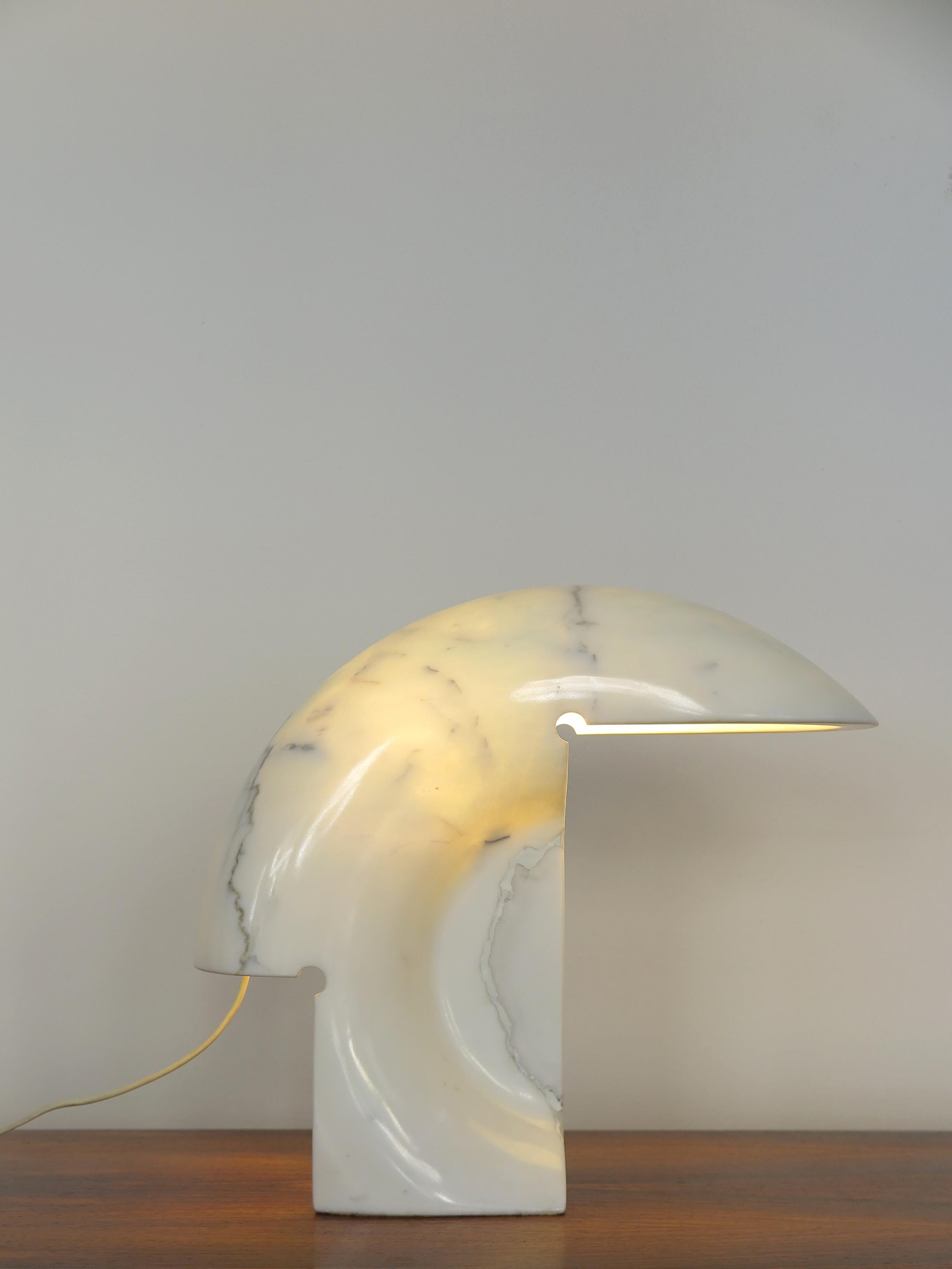 Italiano Tobiab Scarpa Lampada da tavolo Biagio in marmo di Carrara del Medioevo per Flos, Italia 1960 in vendita