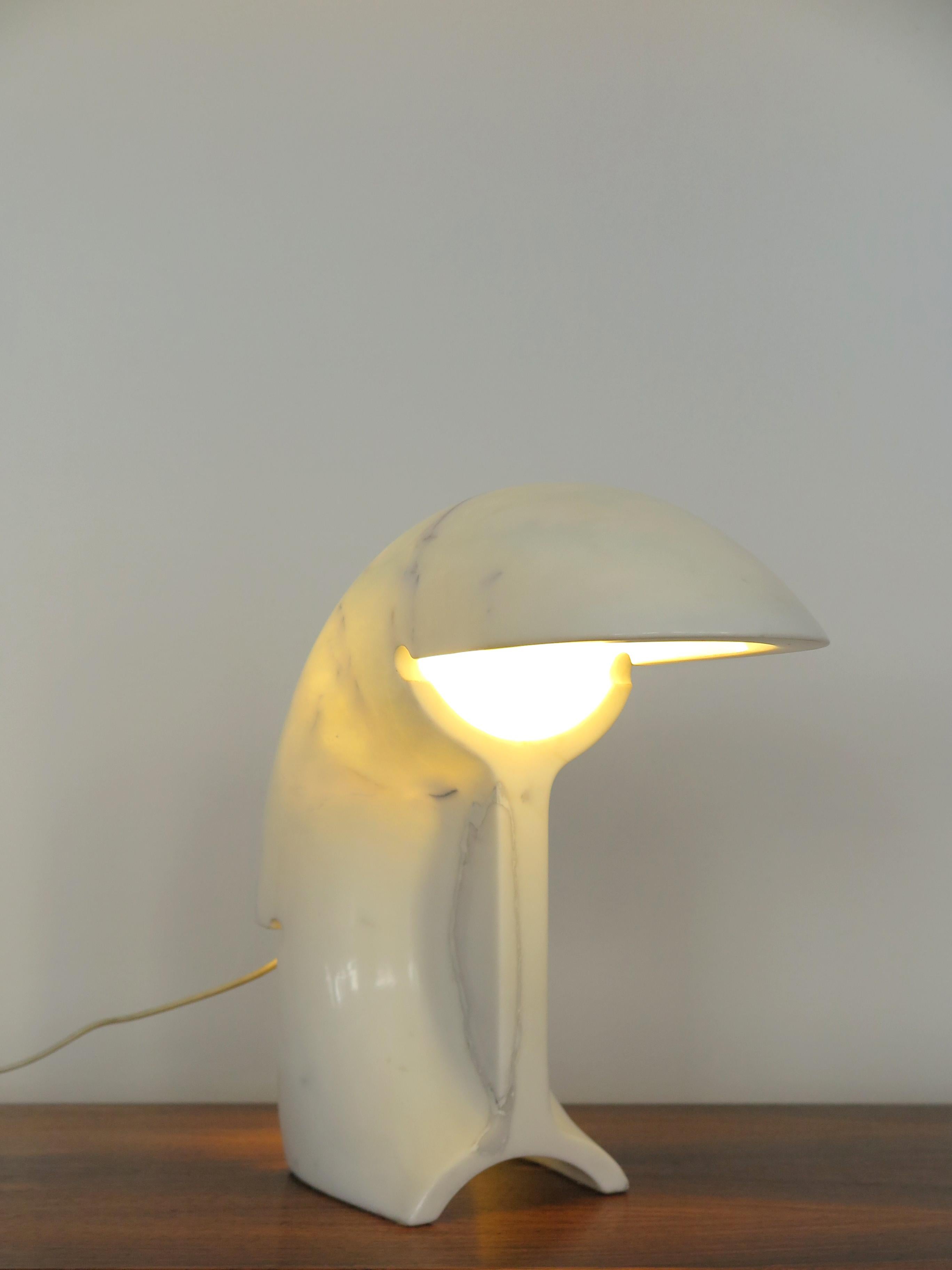 Tobiab Scarpa Lampada da tavolo Biagio in marmo di Carrara del Medioevo per Flos, Italia 1960 In condizioni buone in vendita a Reggio Emilia, IT