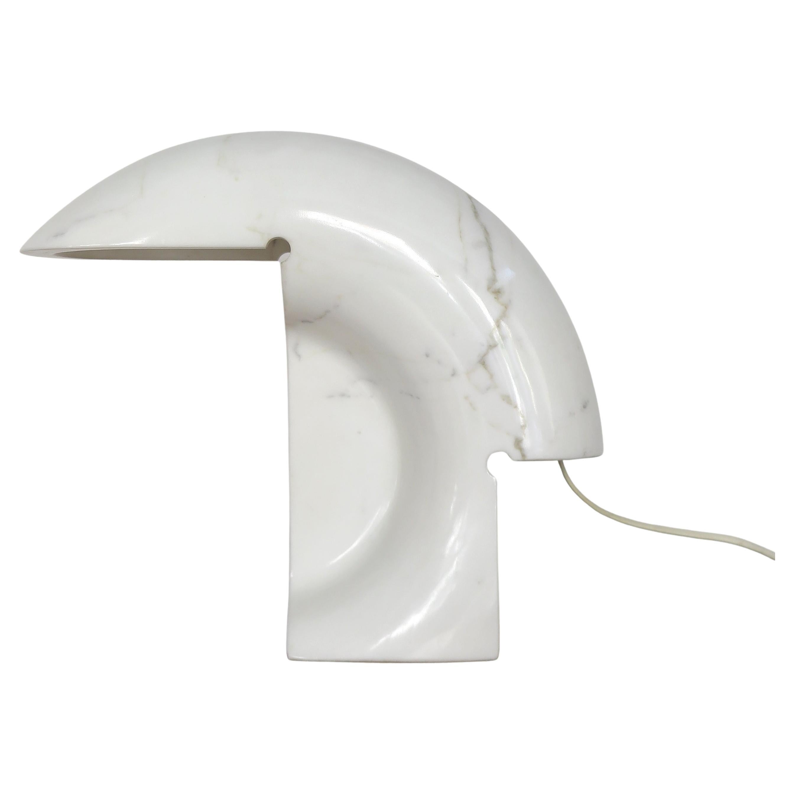 Tobiab Scarpa Lampada da tavolo Biagio in marmo di Carrara del Medioevo per Flos, Italia 1960 in vendita