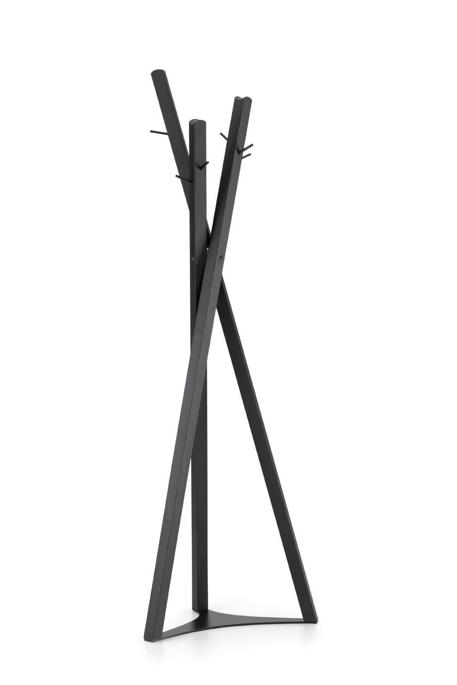 The multifaceted architect and designer, Massimo Broglio, with his cross-cutting style, innovation and pragmatism, has designed the Edith project, which has evolved from a simple chair to an entire collection, encompassing a small table, a coat rack
