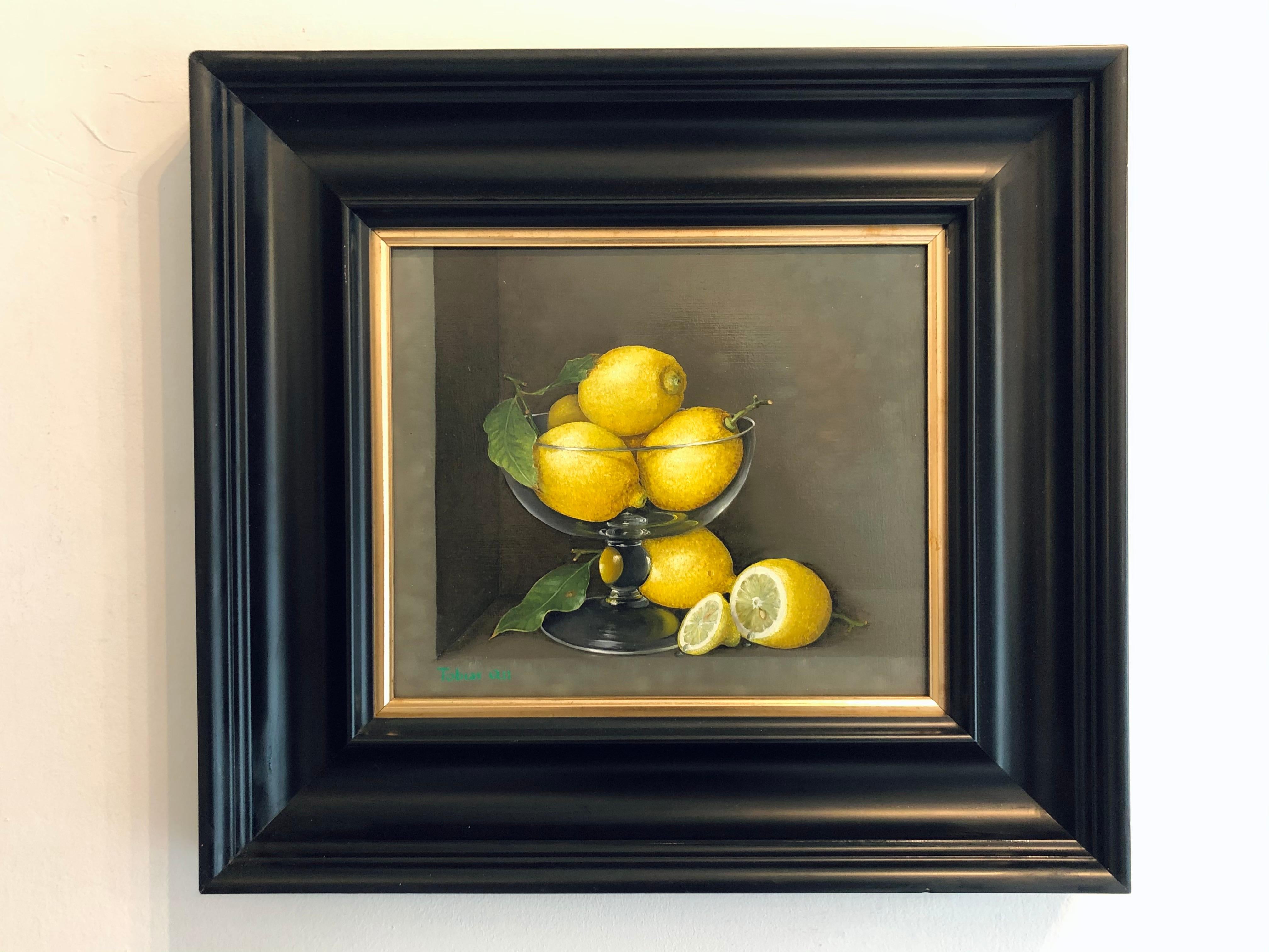 Citrons dans un verre-Nature morte originale réaliste-peinture à l'huile-art contemporain - Réalisme Art par Tobias Harrison