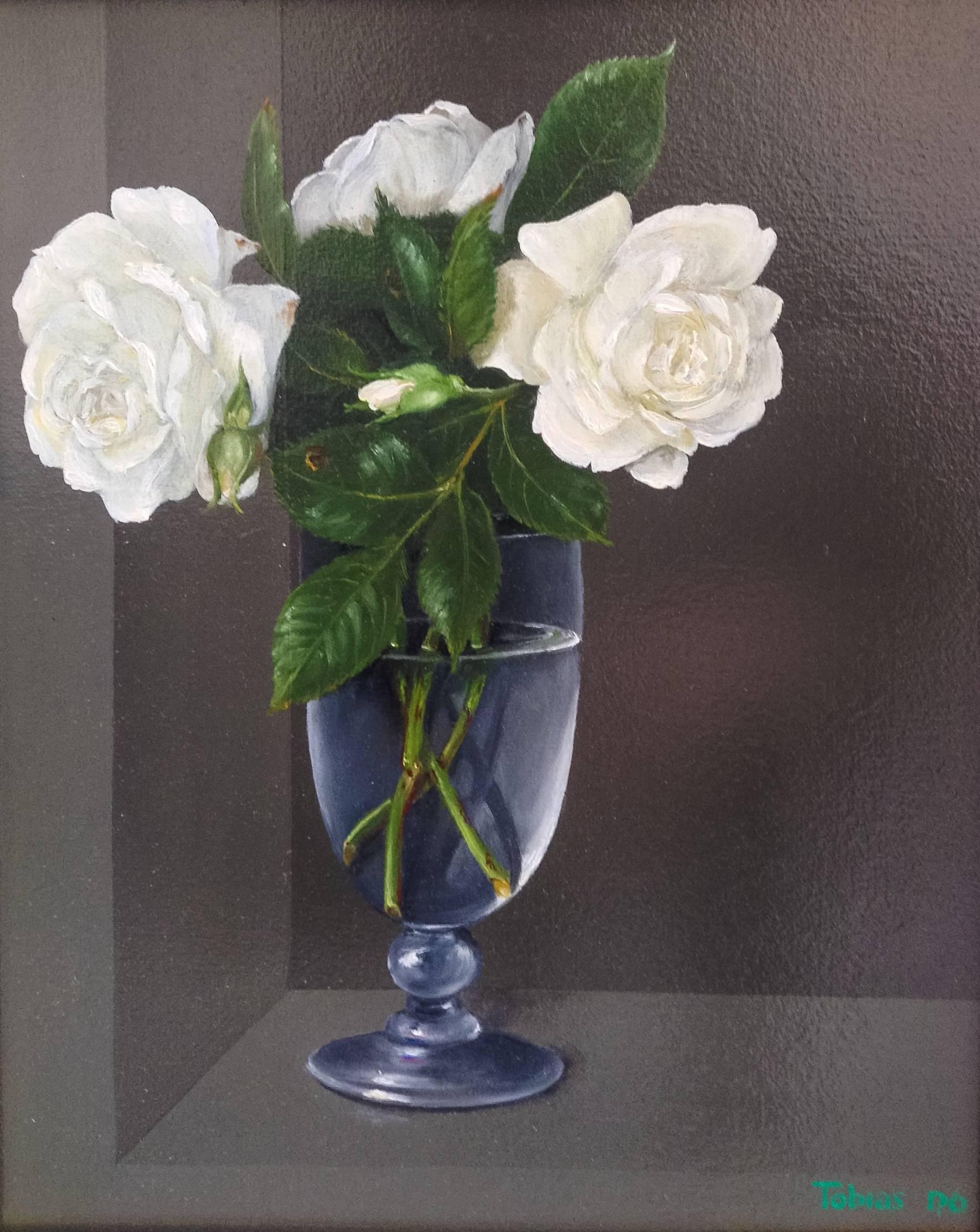 Roses blanches dans un verre - Nature morte réaliste originale - Art contemporain