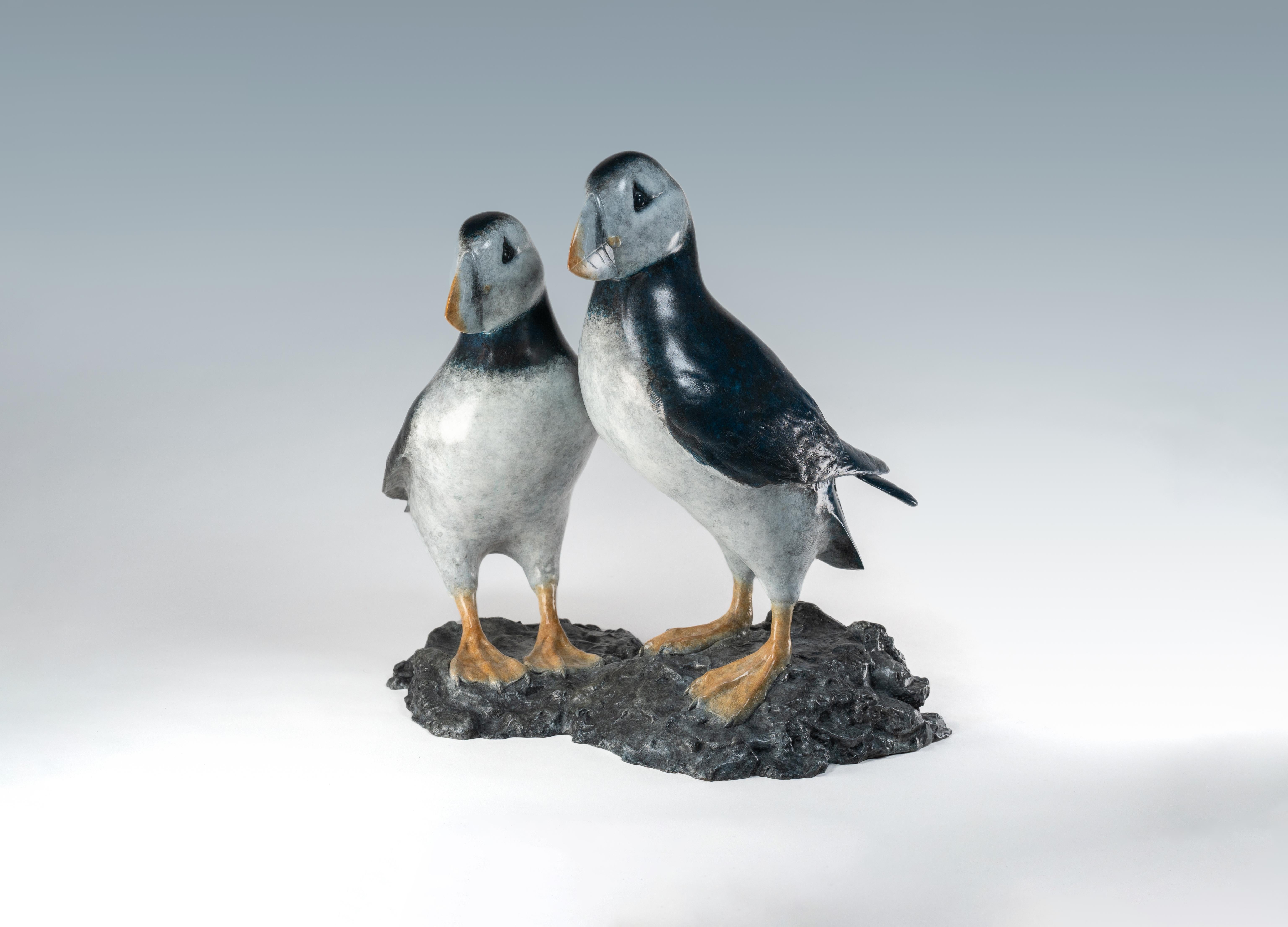 Best Friends Scultura in bronzo contemporanea di due pulcinella di mare su una roccia, uccello, acqua - Still-Life Sculpture Oro di Tobias Martin