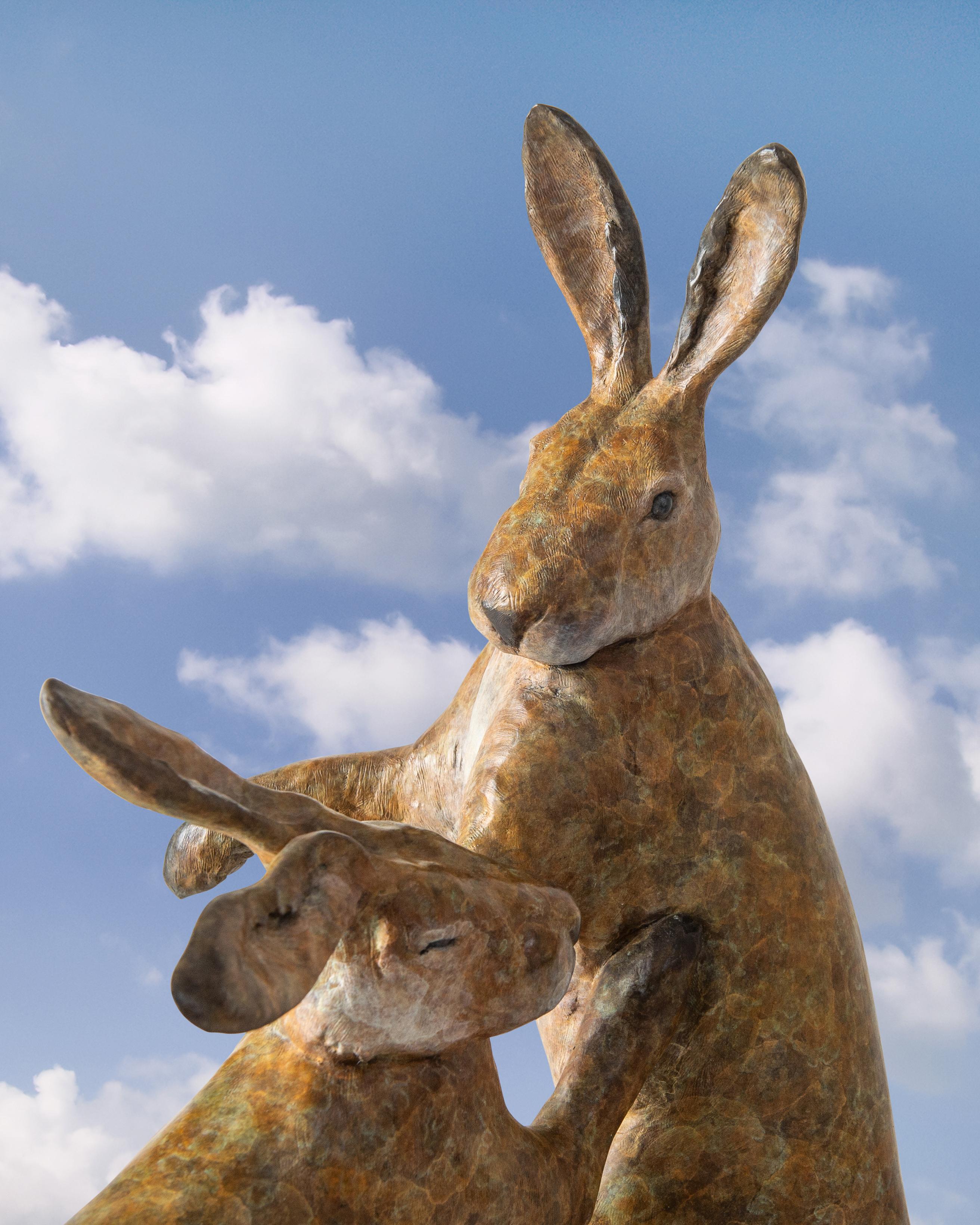 Sculpture en bronze « Boxing Hares » de deux harnais combattants, marron patiné, faune sauvage - Or Figurative Sculpture par Tobias Martin