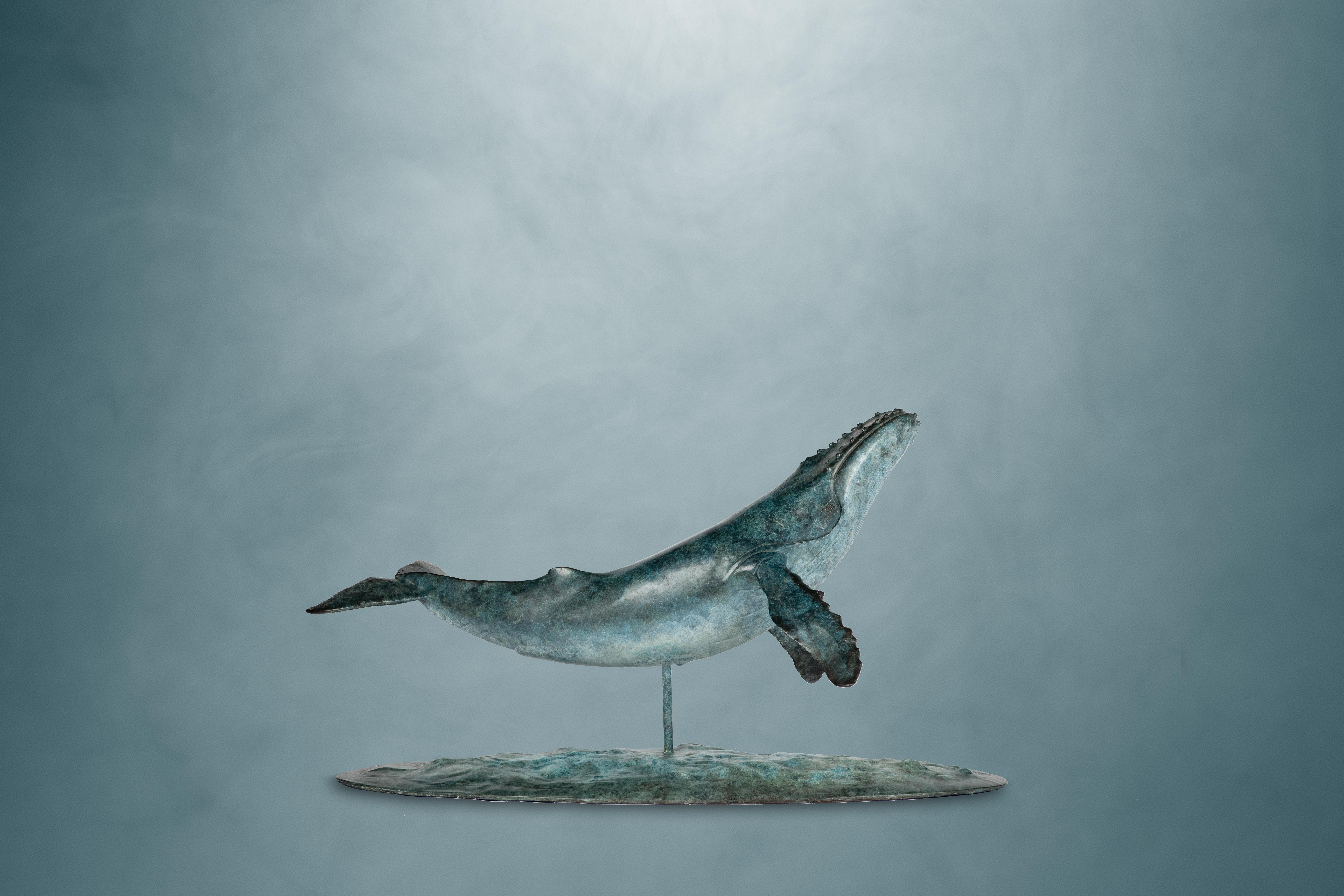 Escultura de Bronce Majestuosa Ballena Jorobada nadando en el mar, Azul y Blanco en venta 7