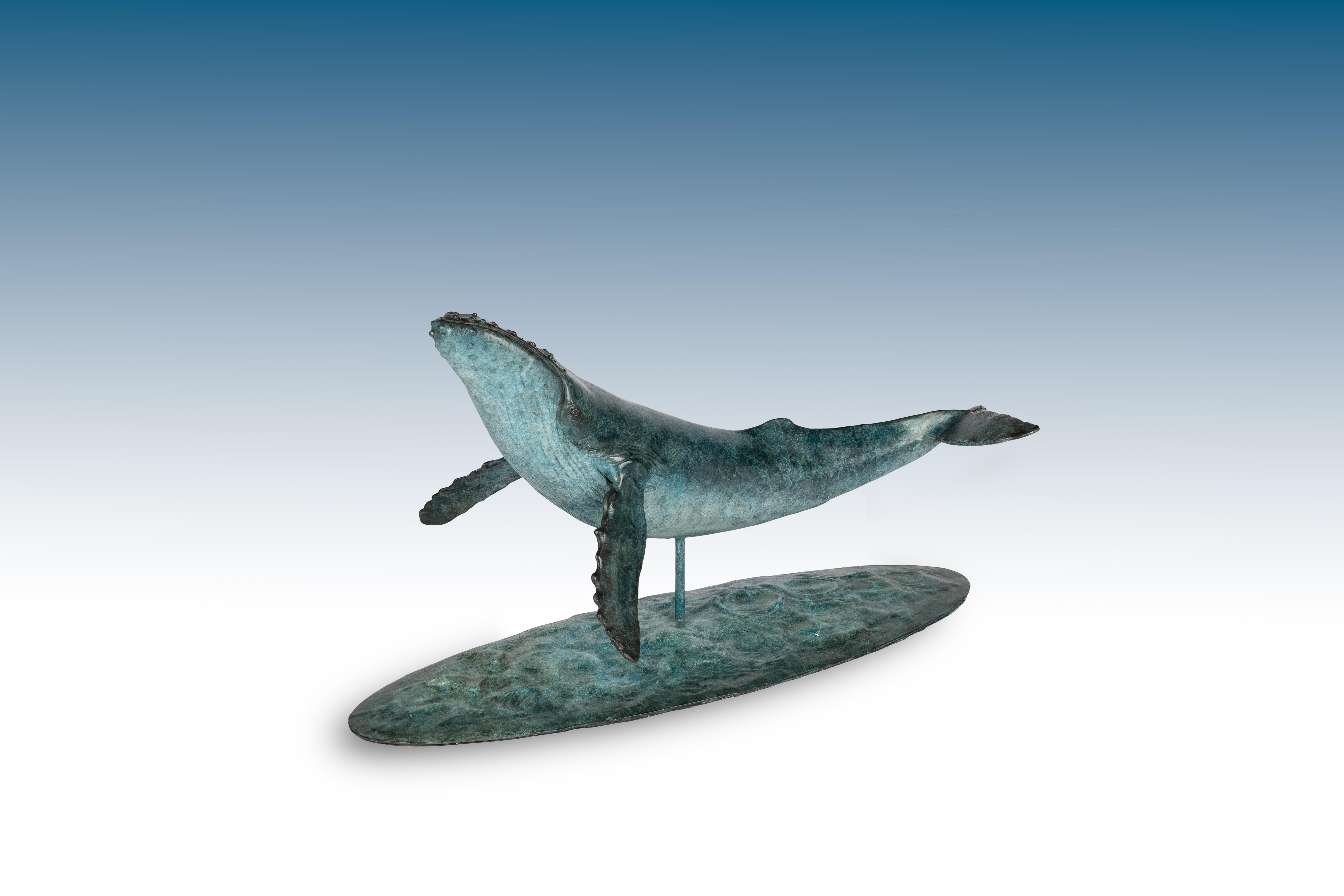 Escultura de Bronce Majestuosa Ballena Jorobada nadando en el mar, Azul y Blanco en venta 8