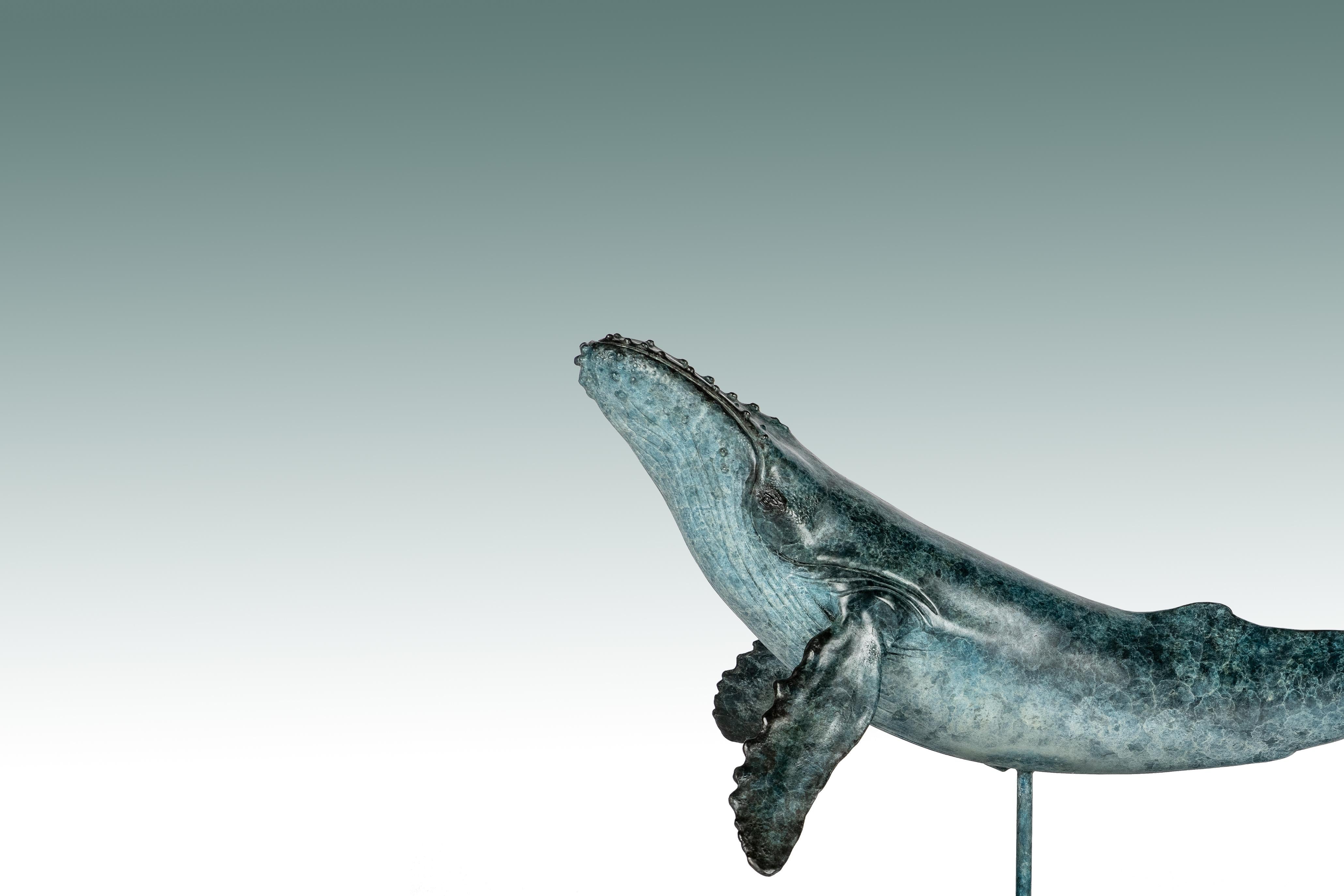 Escultura de Bronce Majestuosa Ballena Jorobada nadando en el mar, Azul y Blanco en venta 9