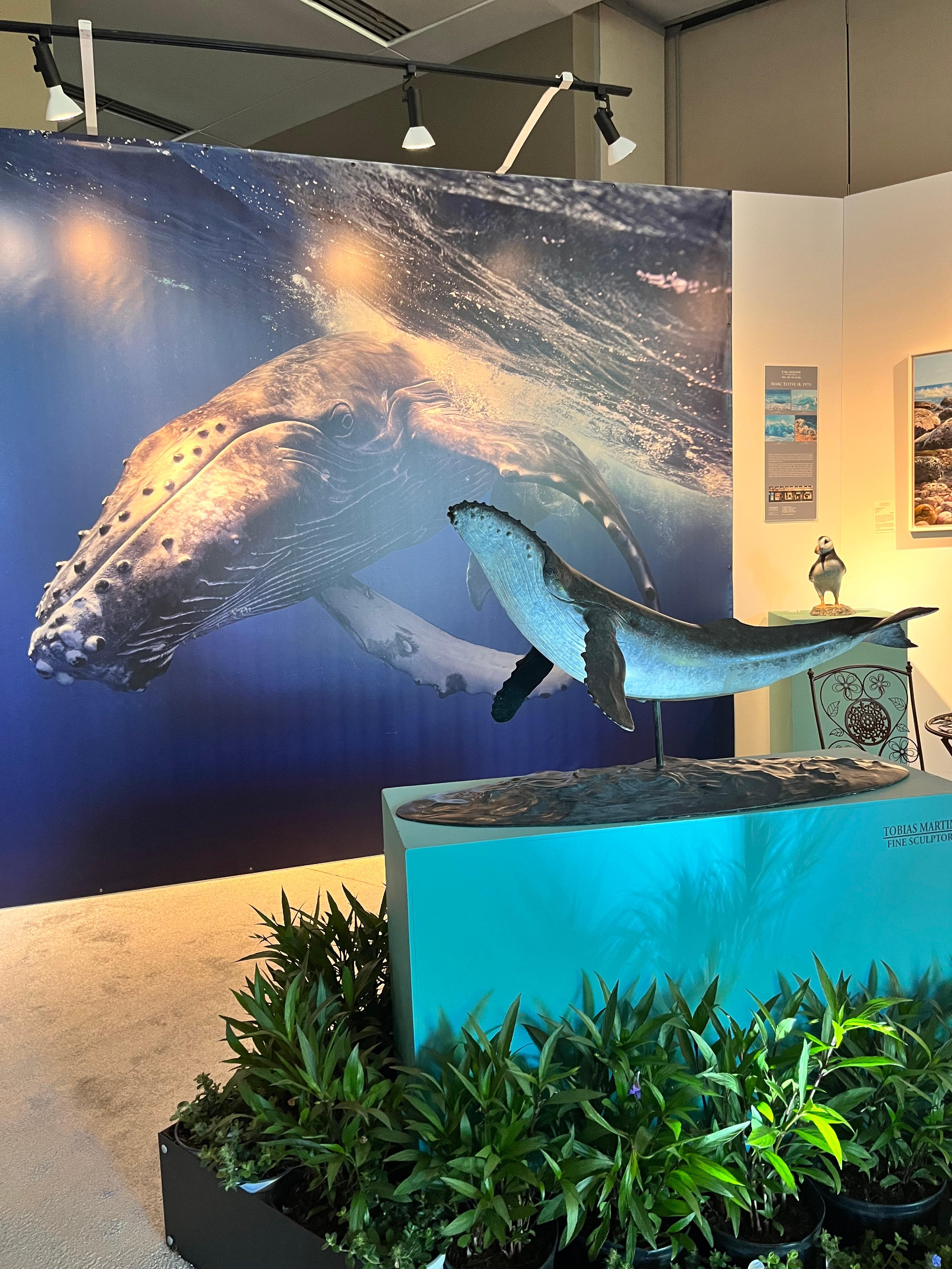 Escultura de Bronce Majestuosa Ballena Jorobada nadando en el mar, Azul y Blanco en venta 10