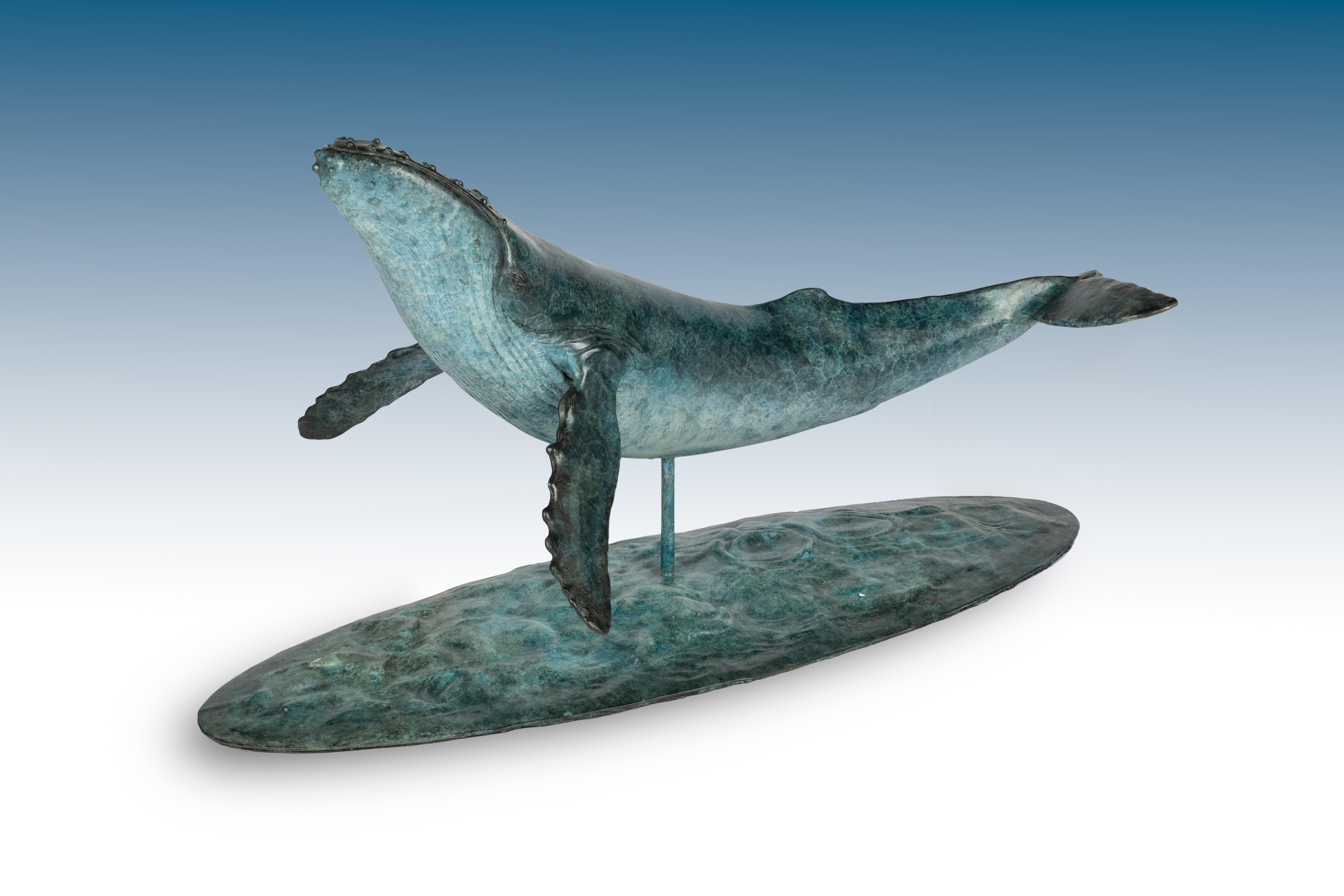 Escultura de Bronce Majestuosa Ballena Jorobada nadando en el mar, Azul y Blanco en venta 1
