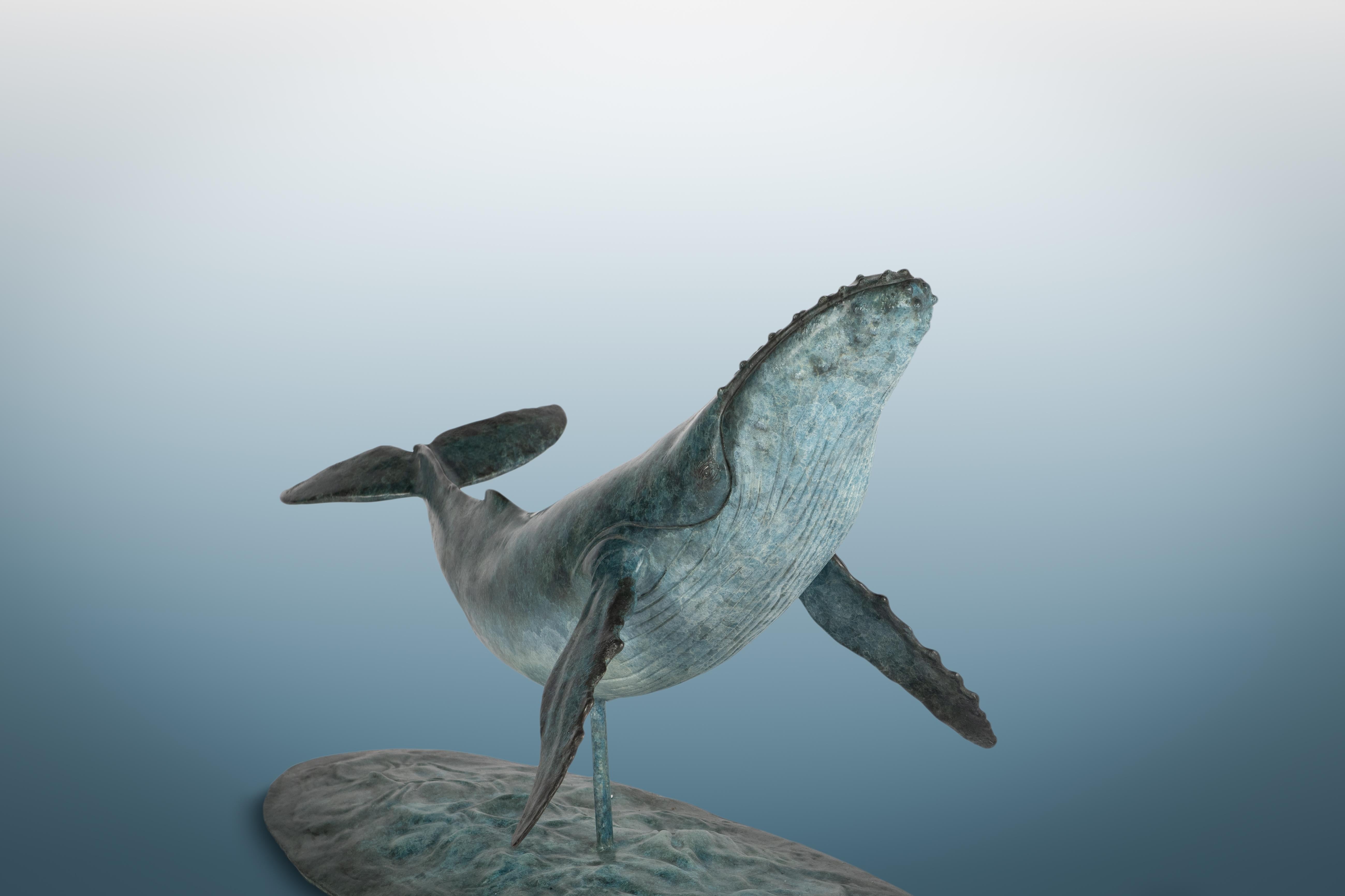 Escultura de Bronce Majestuosa Ballena Jorobada nadando en el mar, Azul y Blanco en venta 3