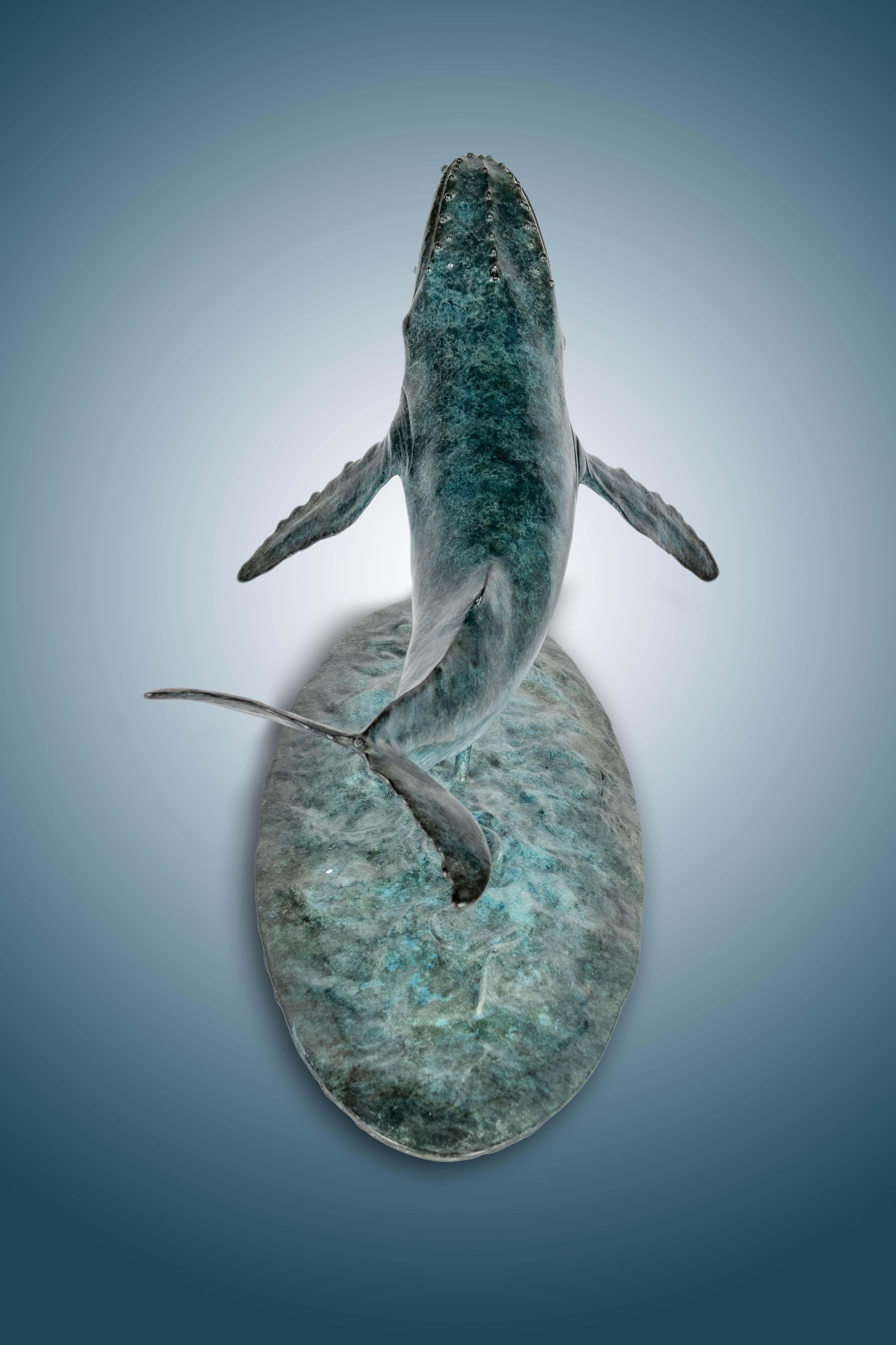 Escultura de Bronce Majestuosa Ballena Jorobada nadando en el mar, Azul y Blanco en venta 4