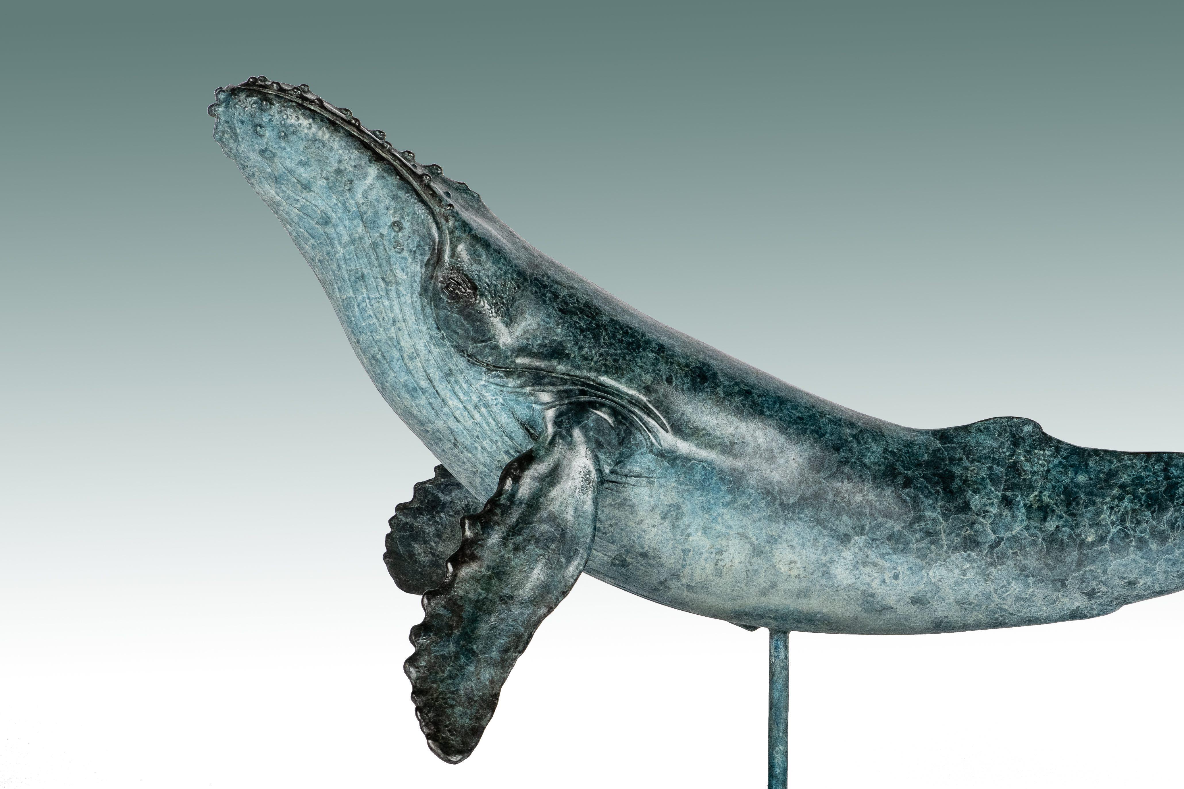 Escultura de Bronce Majestuosa Ballena Jorobada nadando en el mar, Azul y Blanco en venta 5