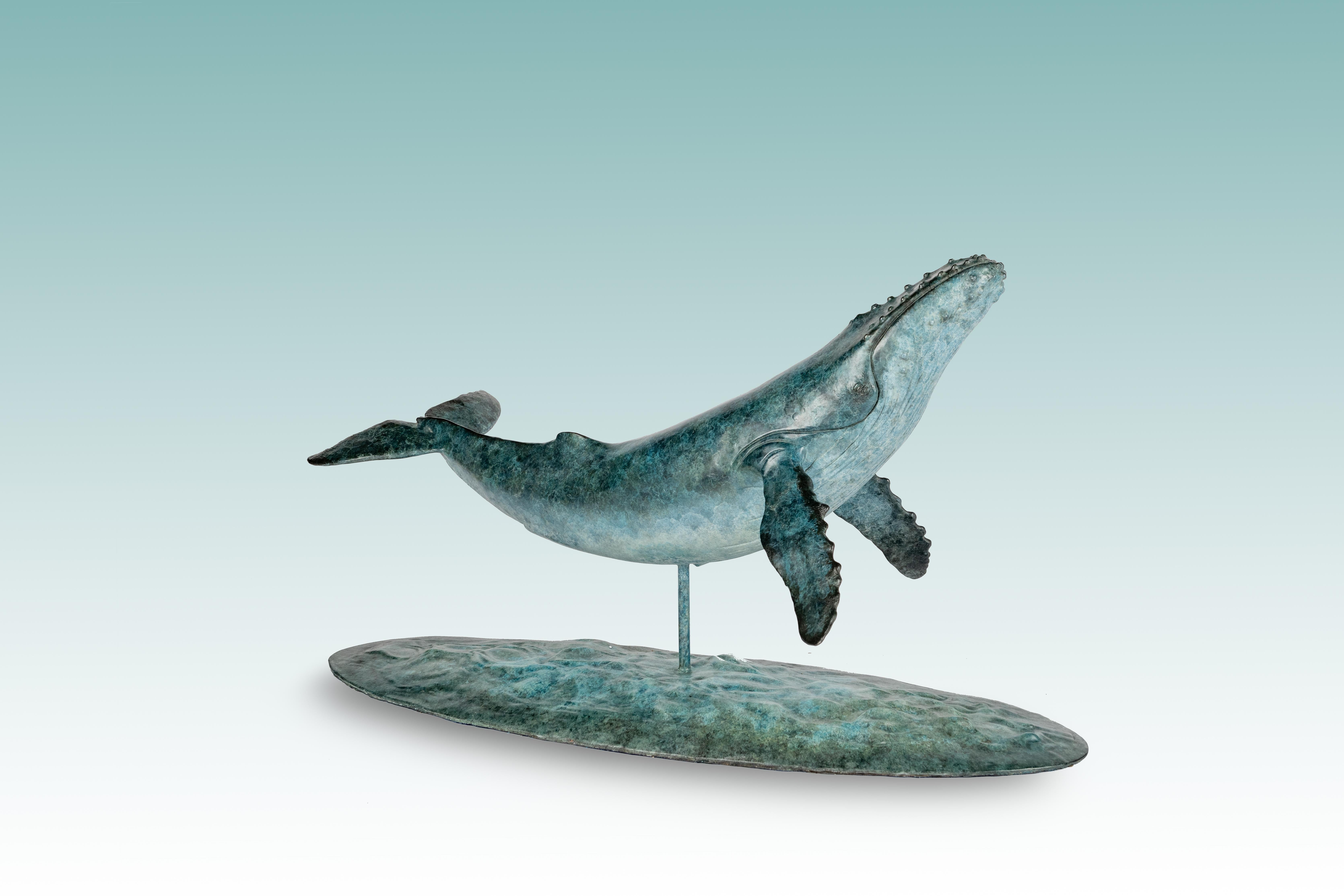 Escultura de Bronce Majestuosa Ballena Jorobada nadando en el mar, Azul y Blanco en venta 6