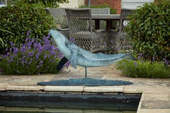 Sculpture en bronze Baleine à bosse majestueuse nageant dans la mer, bleu et blanc
