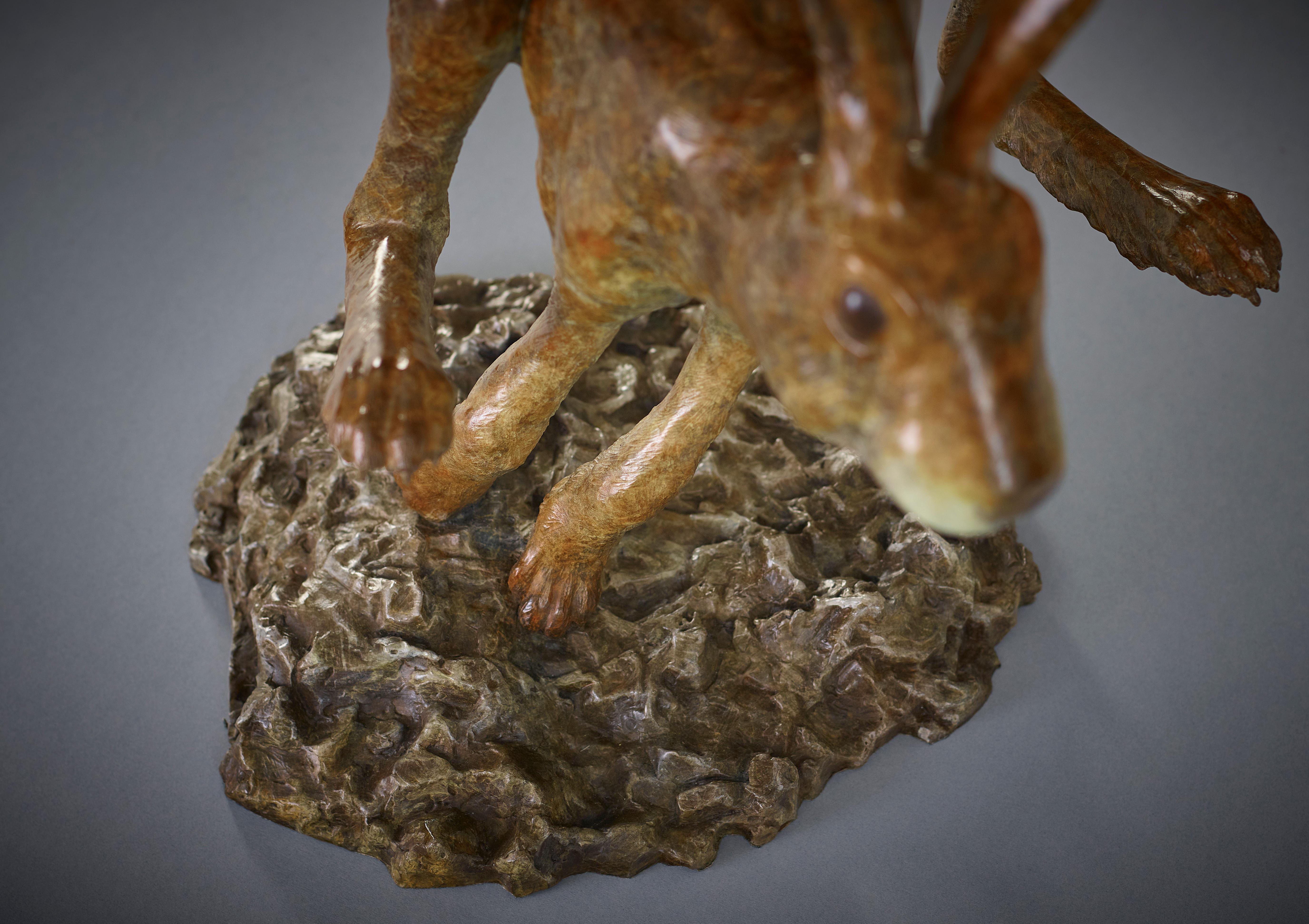 Scultura animale contemporanea in bronzo di una lepre 