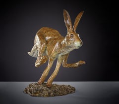 Scultura animale contemporanea in bronzo di una lepre "Jumping Jack" di Tobias Martin