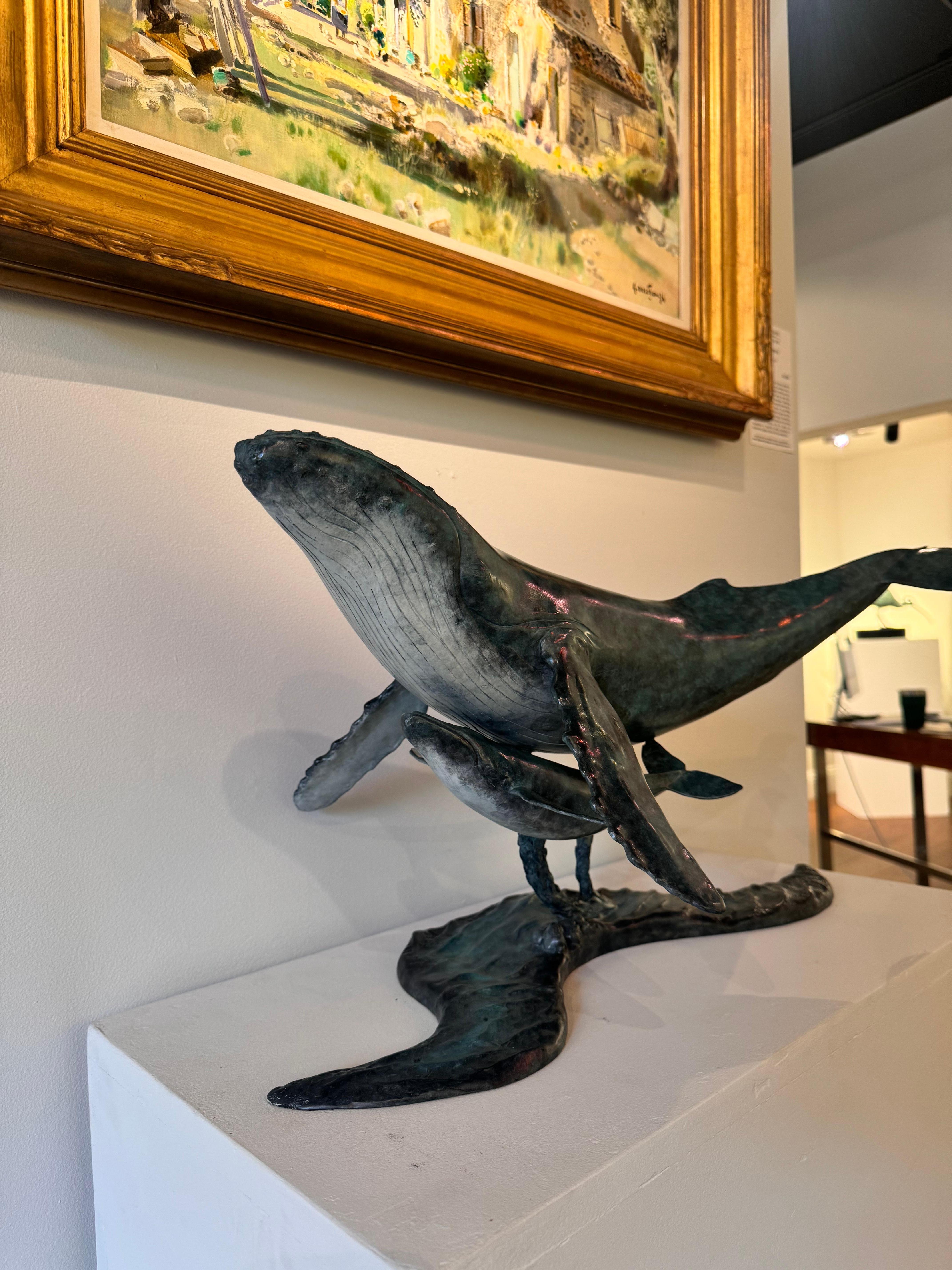 Sculpture contemporaine en bronze d'une baleine à bosse et de son baleineau, nager, eau, vie aquatique en vente 10