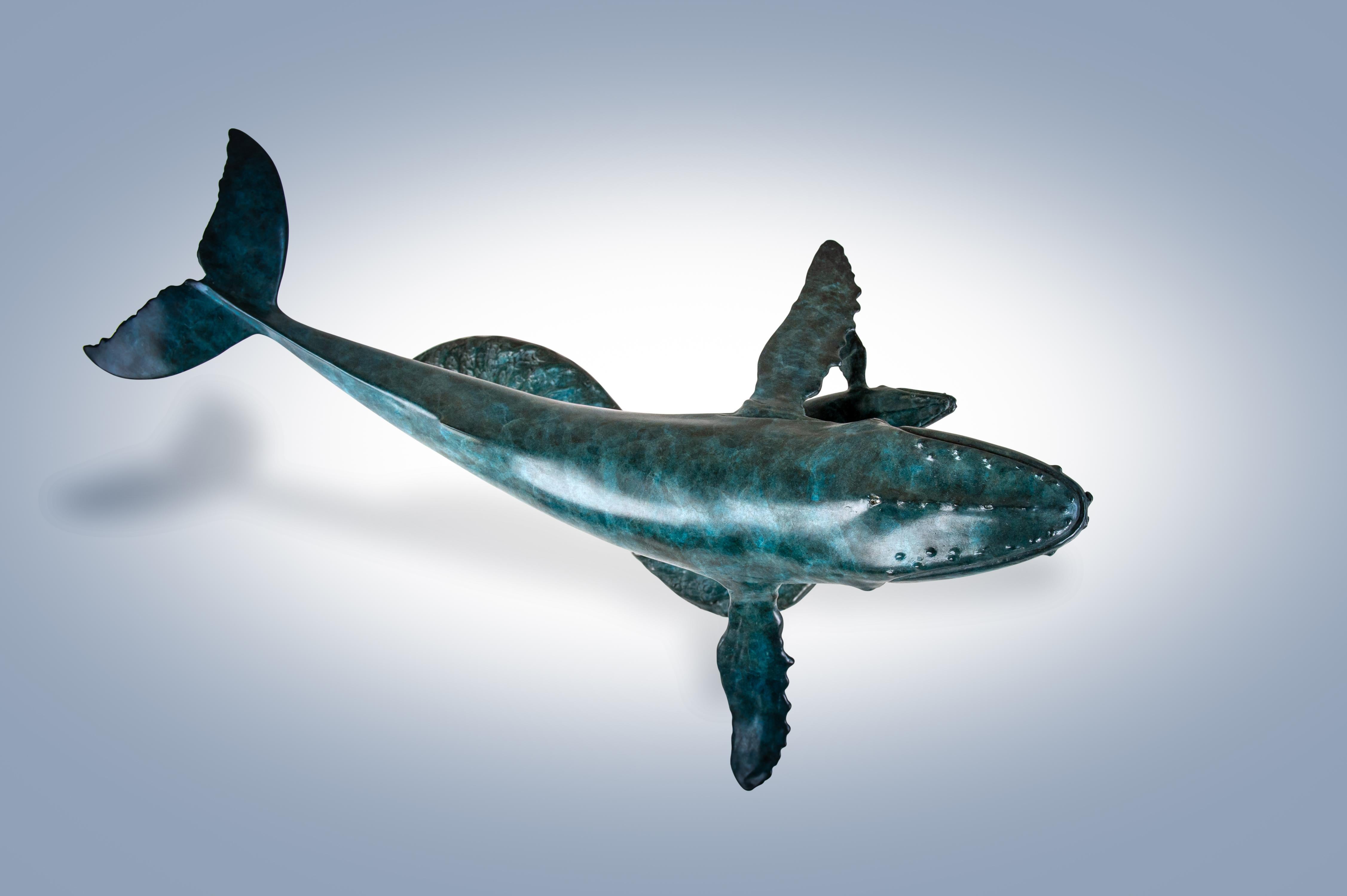 Sculpture contemporaine en bronze d'une baleine à bosse et de son baleineau, nager, eau, vie aquatique - Or Still-Life Sculpture par Tobias Martin