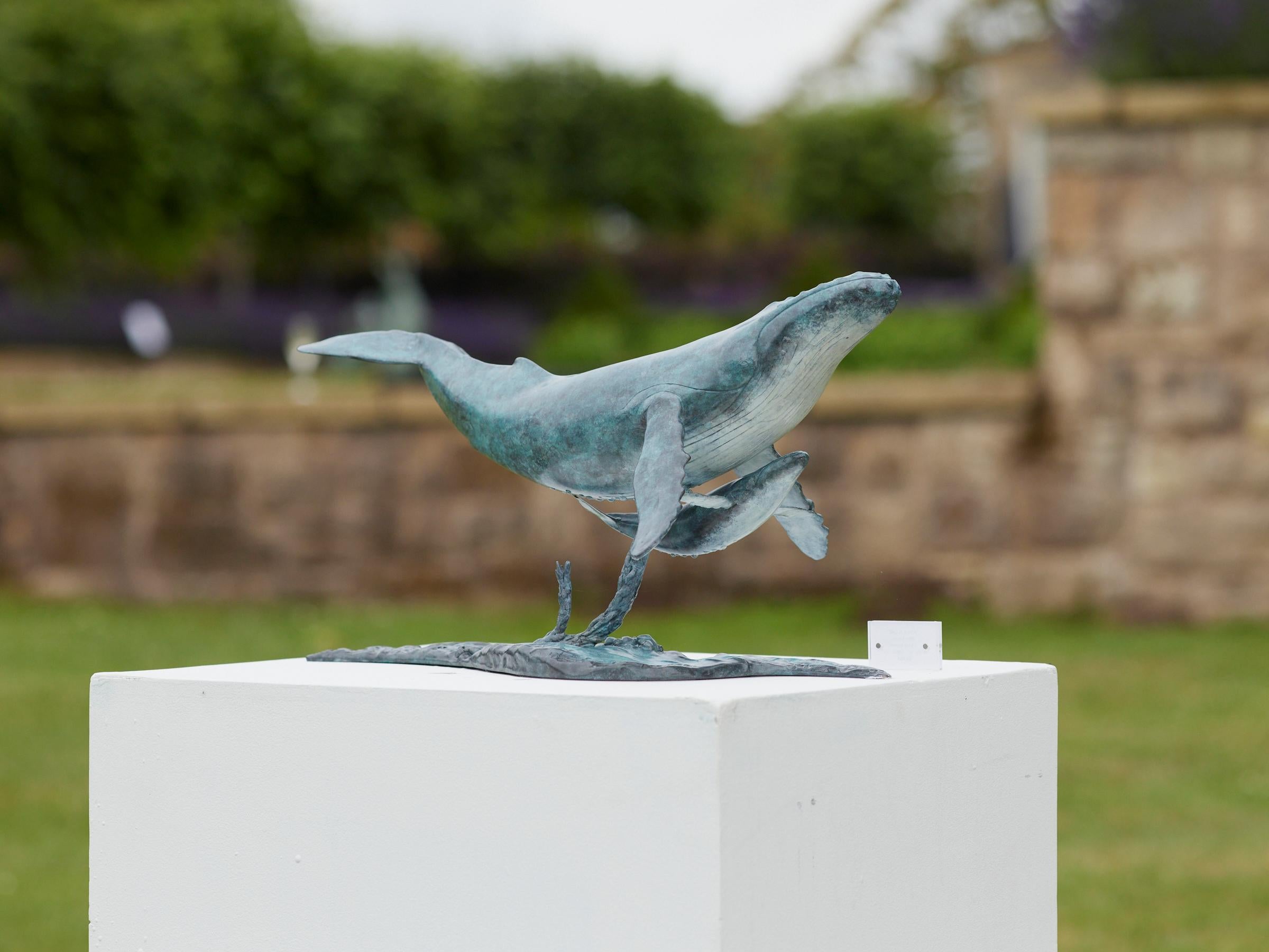 Sculpture contemporaine en bronze d'une baleine à bosse et de son baleineau, nager, eau, vie aquatique en vente 1