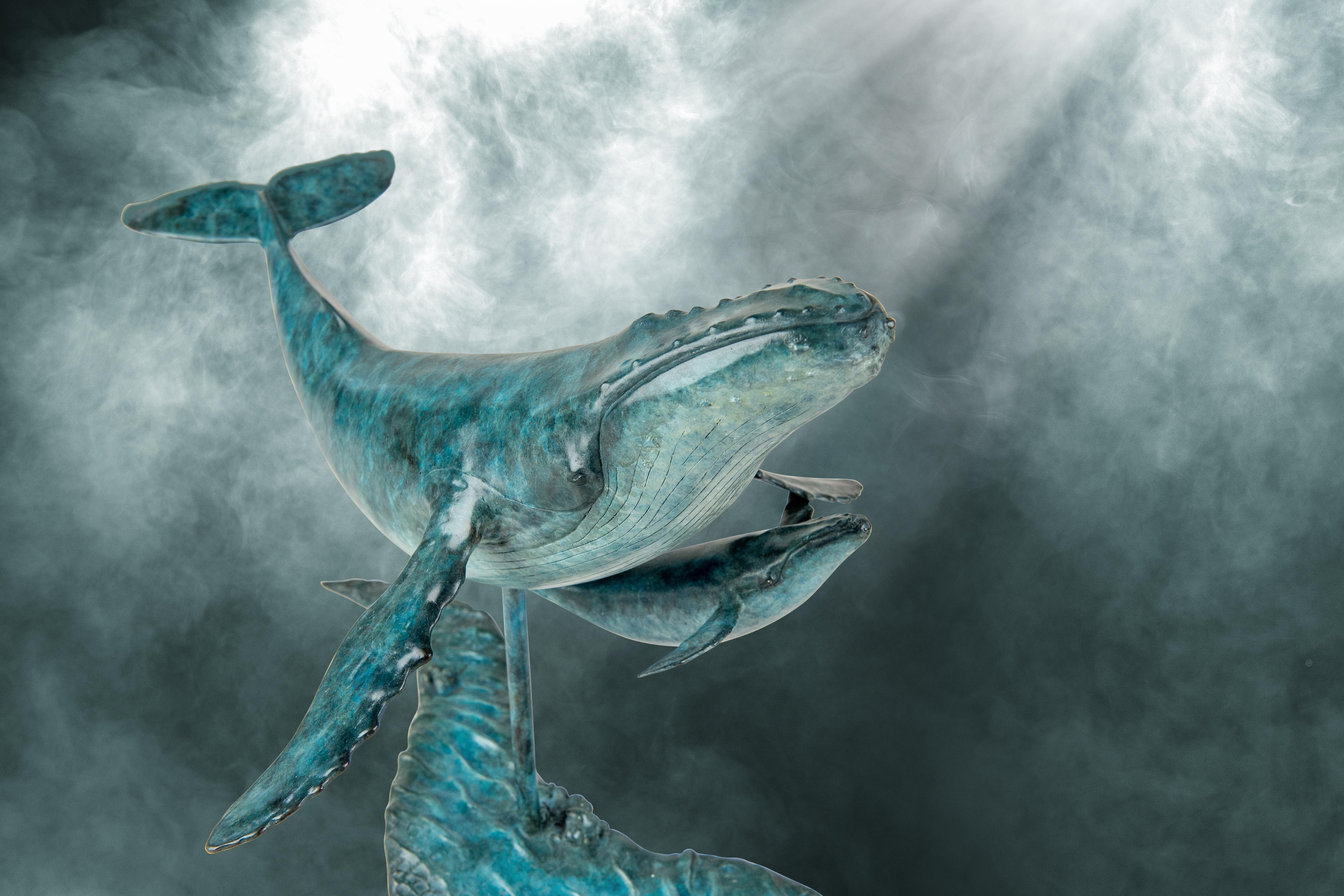 Sculpture contemporaine en bronze d'une baleine à bosse et de son baleineau, nager, eau, vie aquatique en vente 2