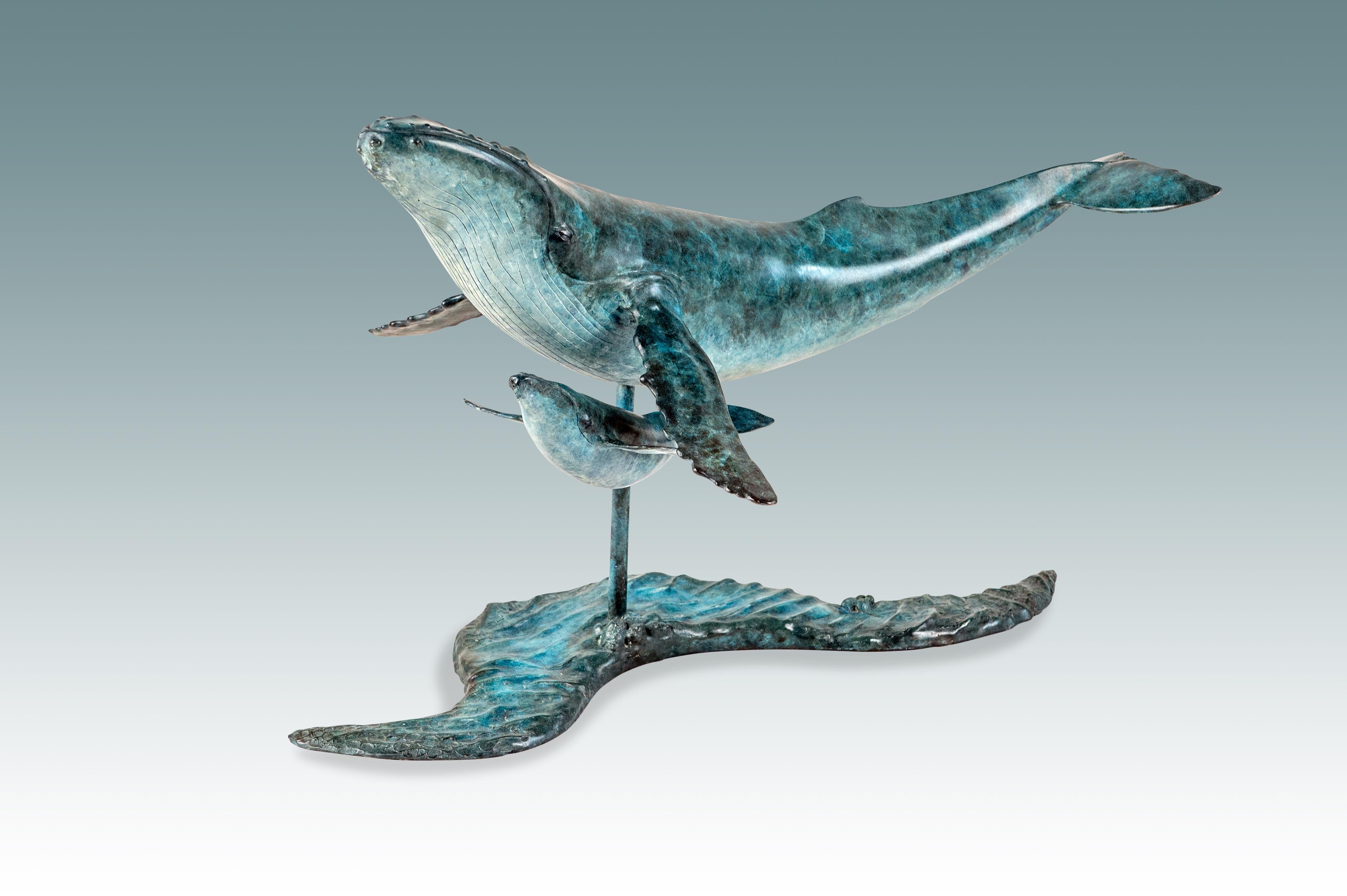 Escultura contemporánea de bronce de una ballena jorobada y su cría, nadar, agua, vida acuática