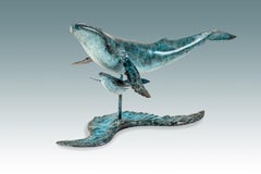 Zeitgenössische Bronzeskulptur eines Buckelwals und seines Kalbes, schwimmen, Wasser, Wasserleben