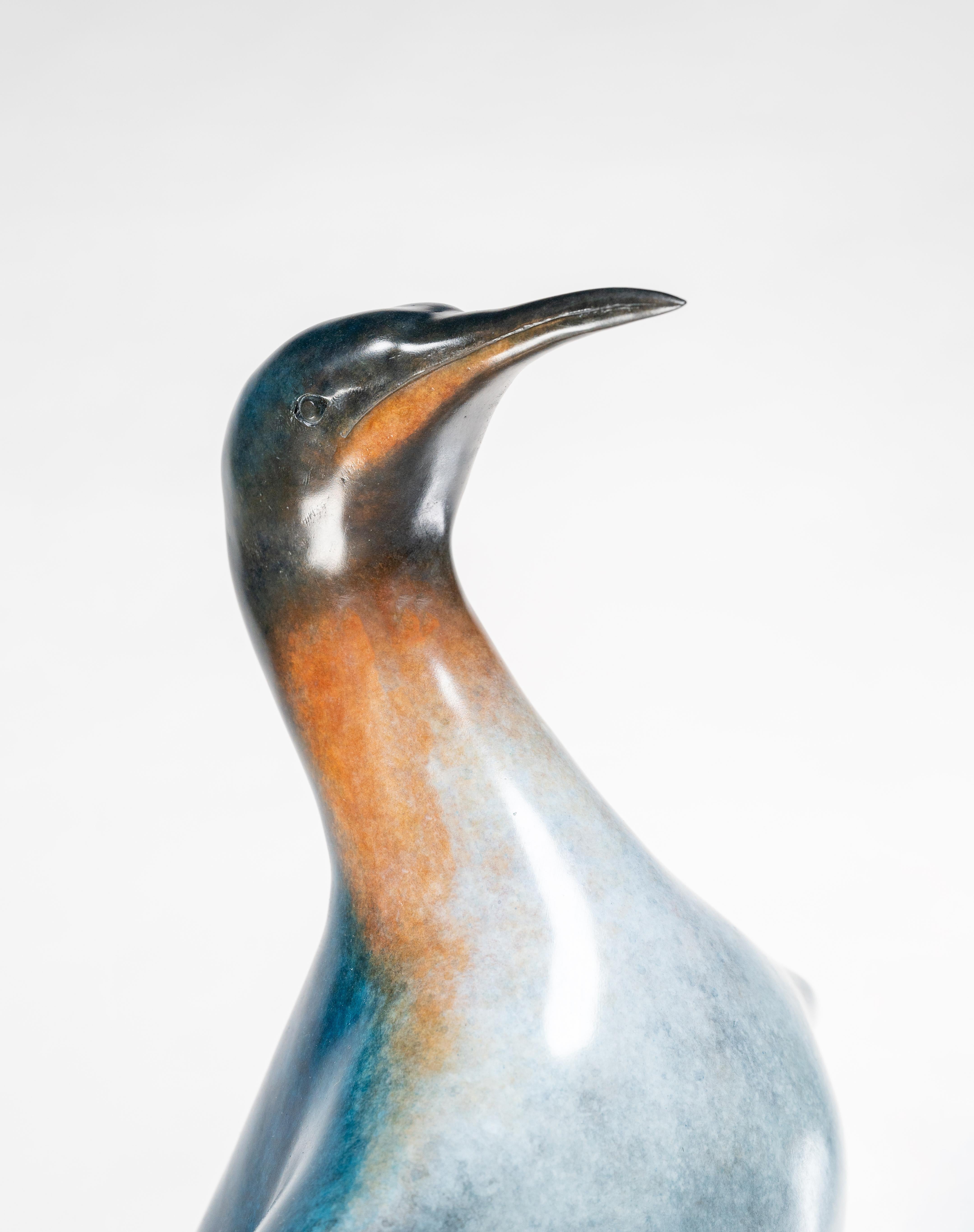 Zeitgenössische Bronze-Skulptur eines Königspinguins, lebhaftes Blau, Seevogel, Felsen im Angebot 7